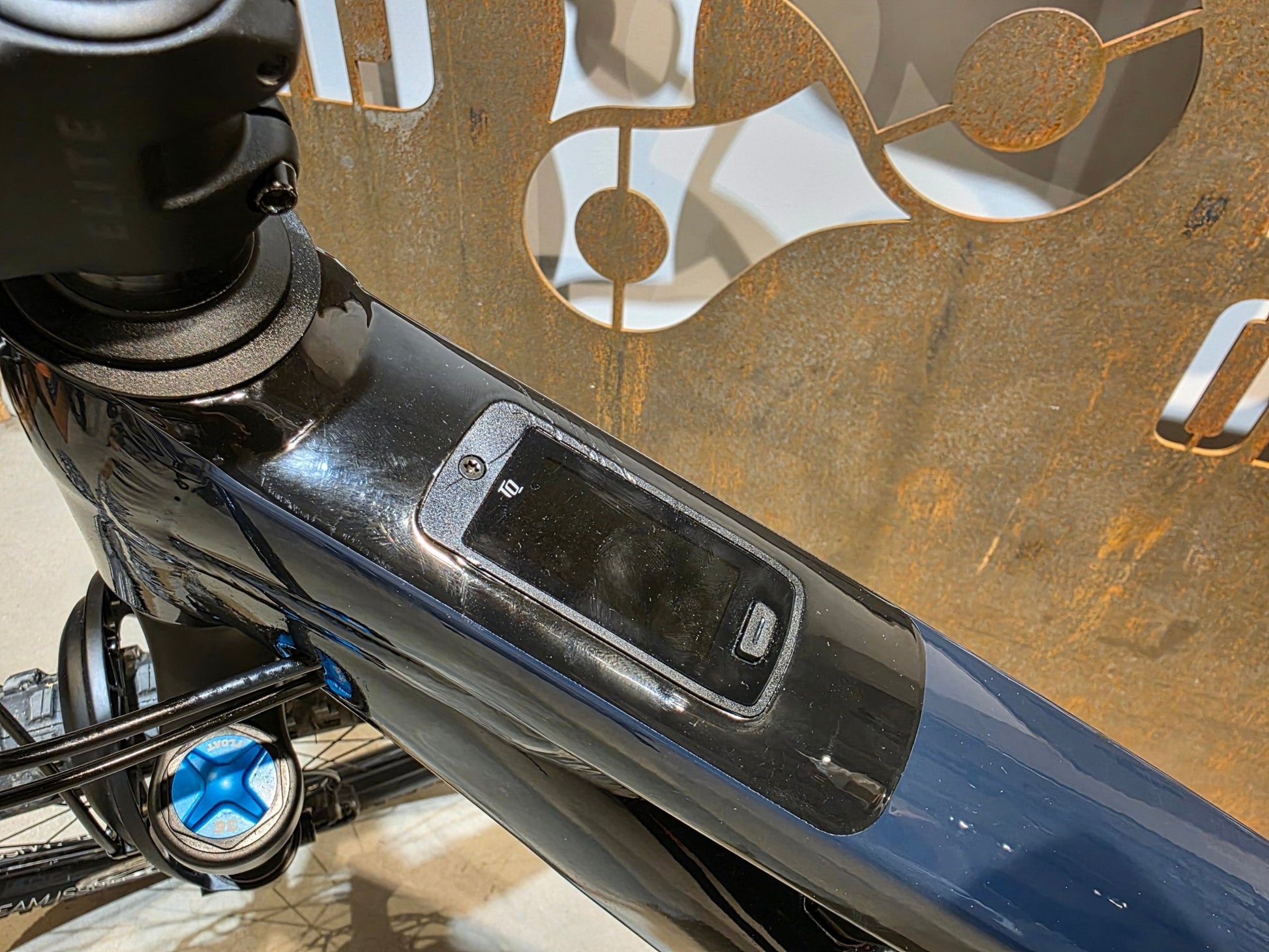 E - Mountainbike von Trek, TREK FUEL EXe 8 XT / XL in variant_title vor USEDBIKES - OB.DE Hintergrund