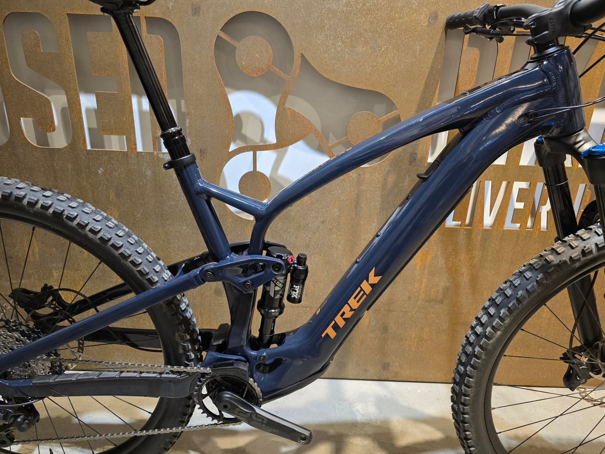 E - Mountainbike von Trek, TREK FUEL EXe 8 XT / XL in variant_title vor USEDBIKES - OB.DE Hintergrund