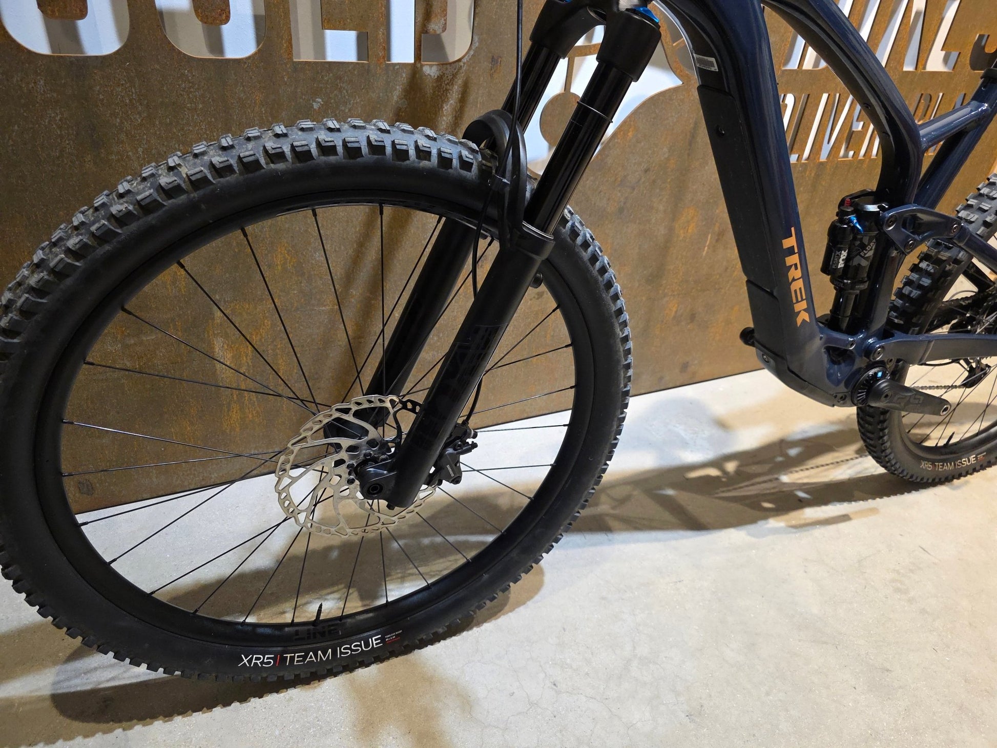 E - Mountainbike von Trek, TREK FUEL EXe 8 XT / XL in variant_title vor USEDBIKES - OB.DE Hintergrund