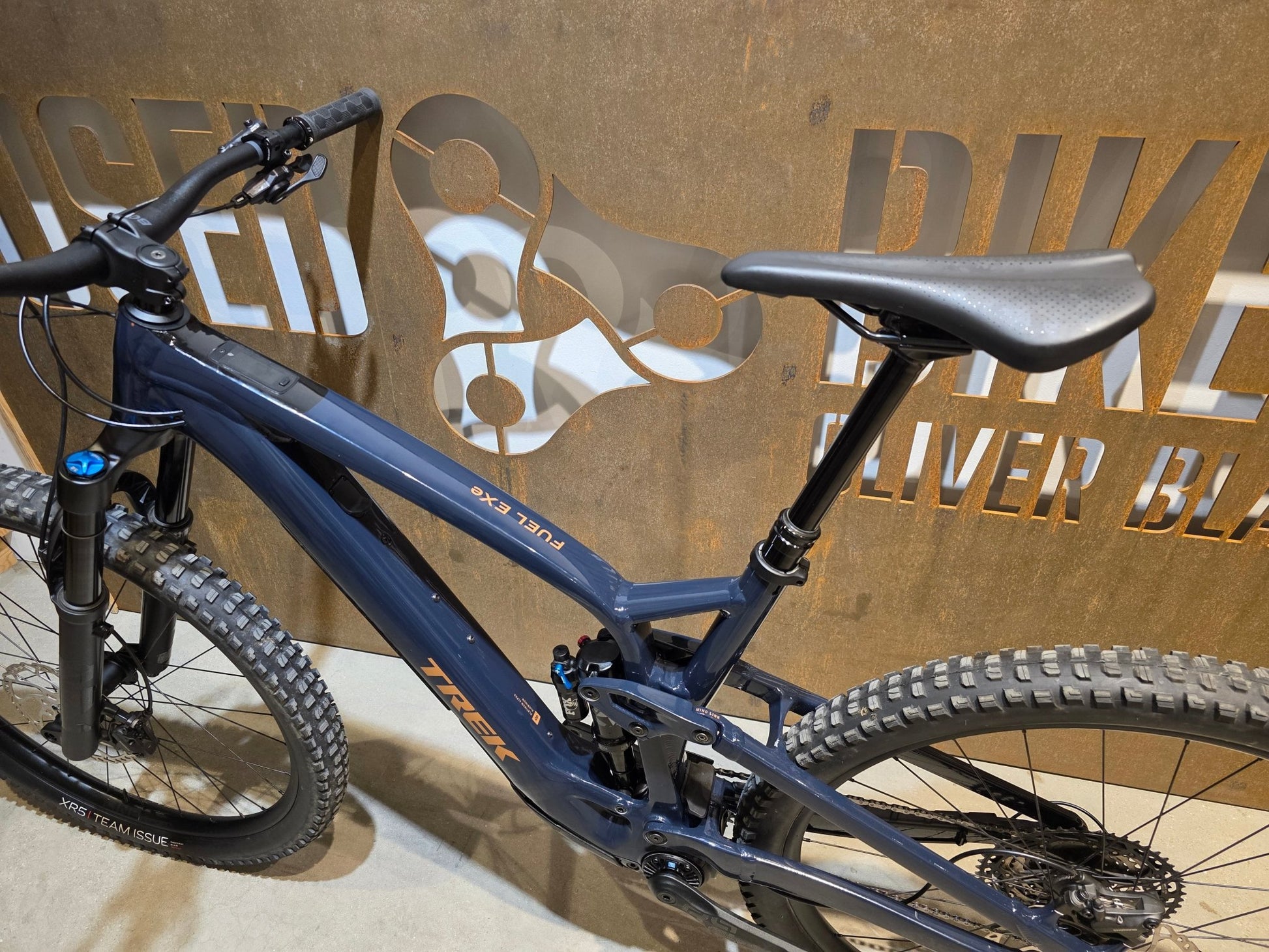 E - Mountainbike von Trek, TREK FUEL EXe 8 XT / XL in variant_title vor USEDBIKES - OB.DE Hintergrund