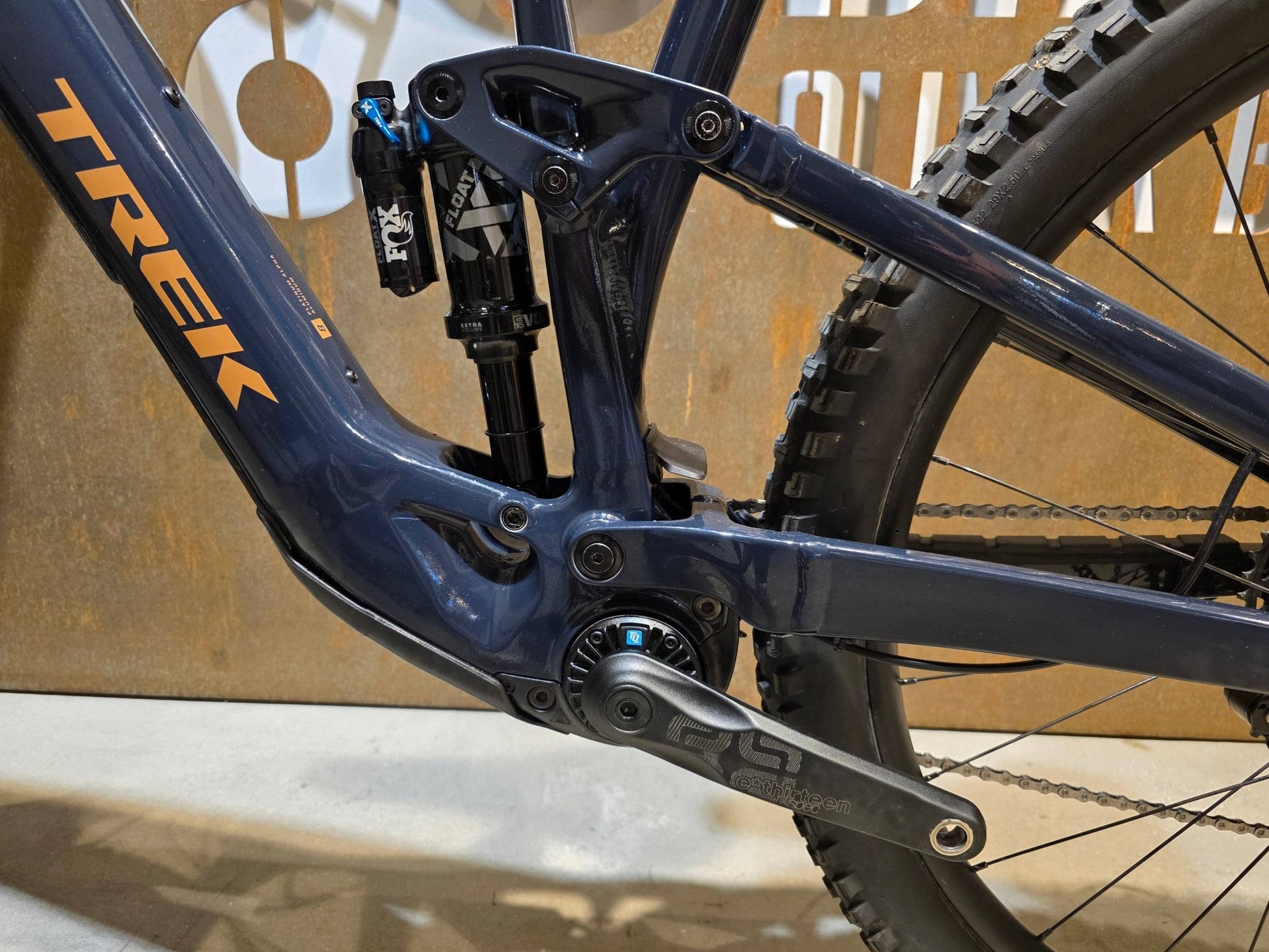 E - Mountainbike von Trek, TREK FUEL EXe 8 XT / XL in variant_title vor USEDBIKES - OB.DE Hintergrund