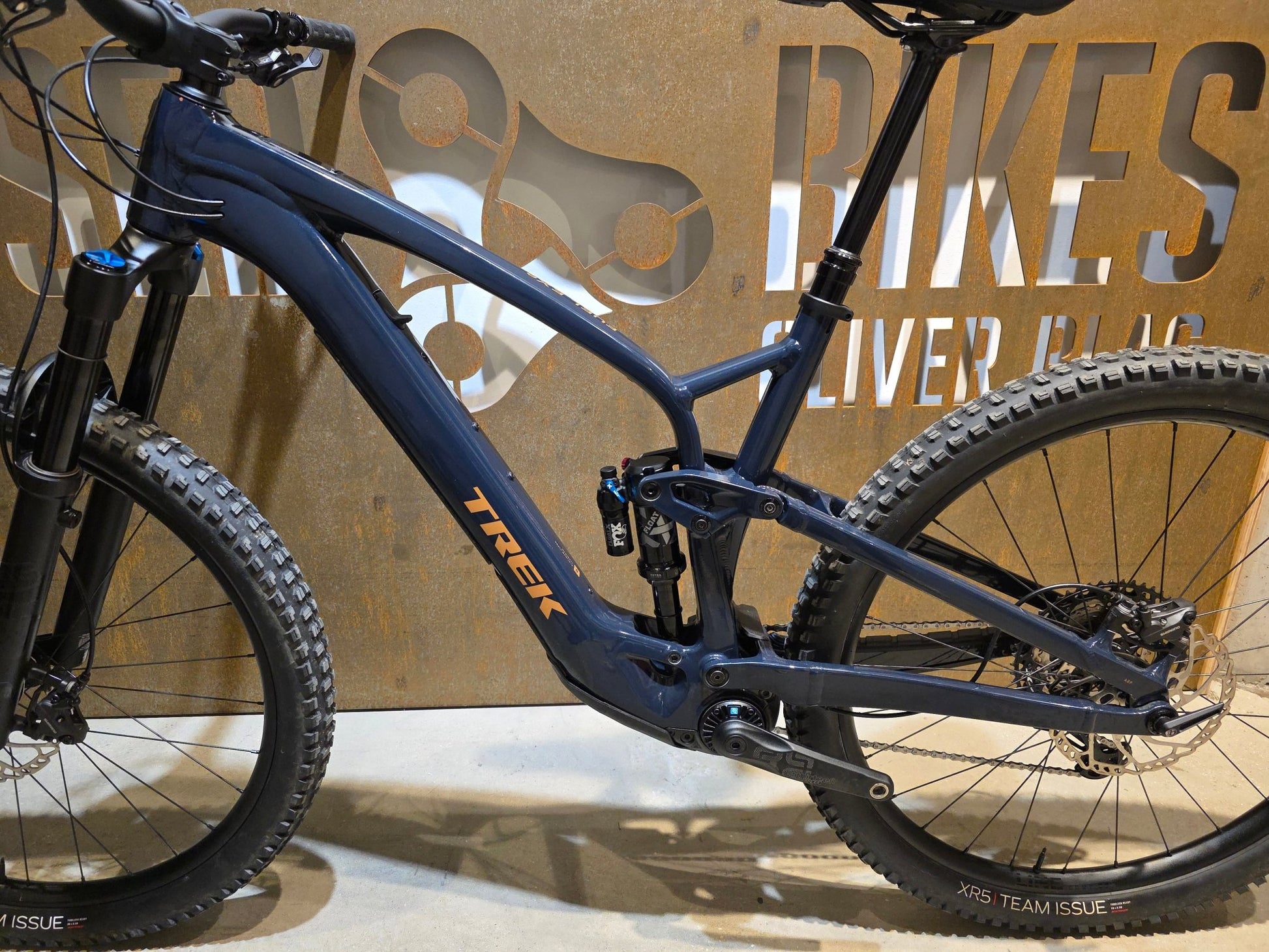 E - Mountainbike von Trek, TREK FUEL EXe 8 XT / XL in variant_title vor USEDBIKES - OB.DE Hintergrund