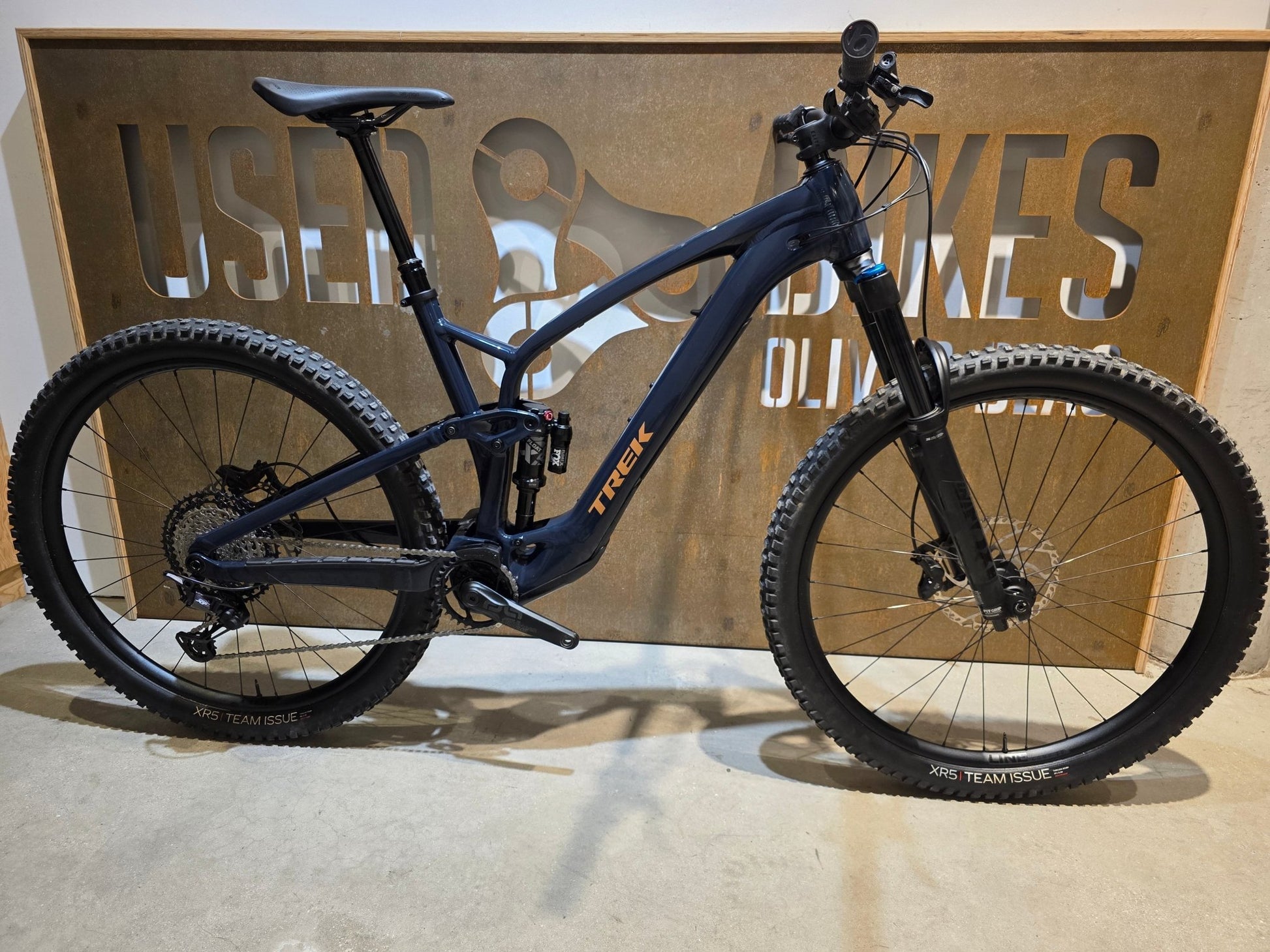 E - Mountainbike von Trek, TREK FUEL EXe 8 XT / XL in variant_title vor USEDBIKES - OB.DE Hintergrund