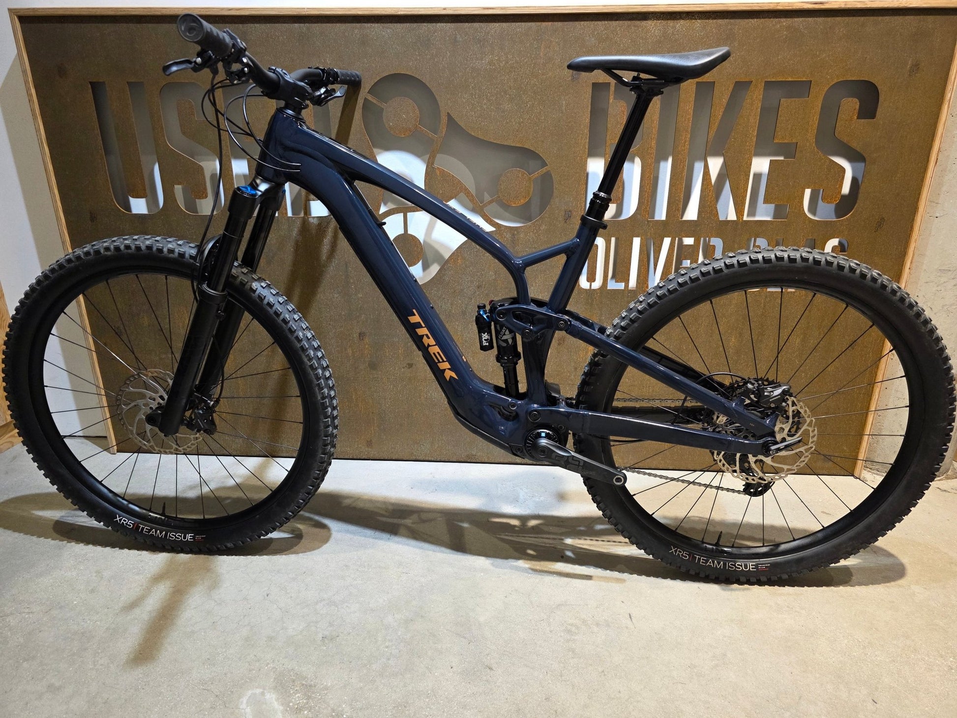 E - Mountainbike von Trek, TREK FUEL EXe 8 XT / XL in variant_title vor USEDBIKES - OB.DE Hintergrund