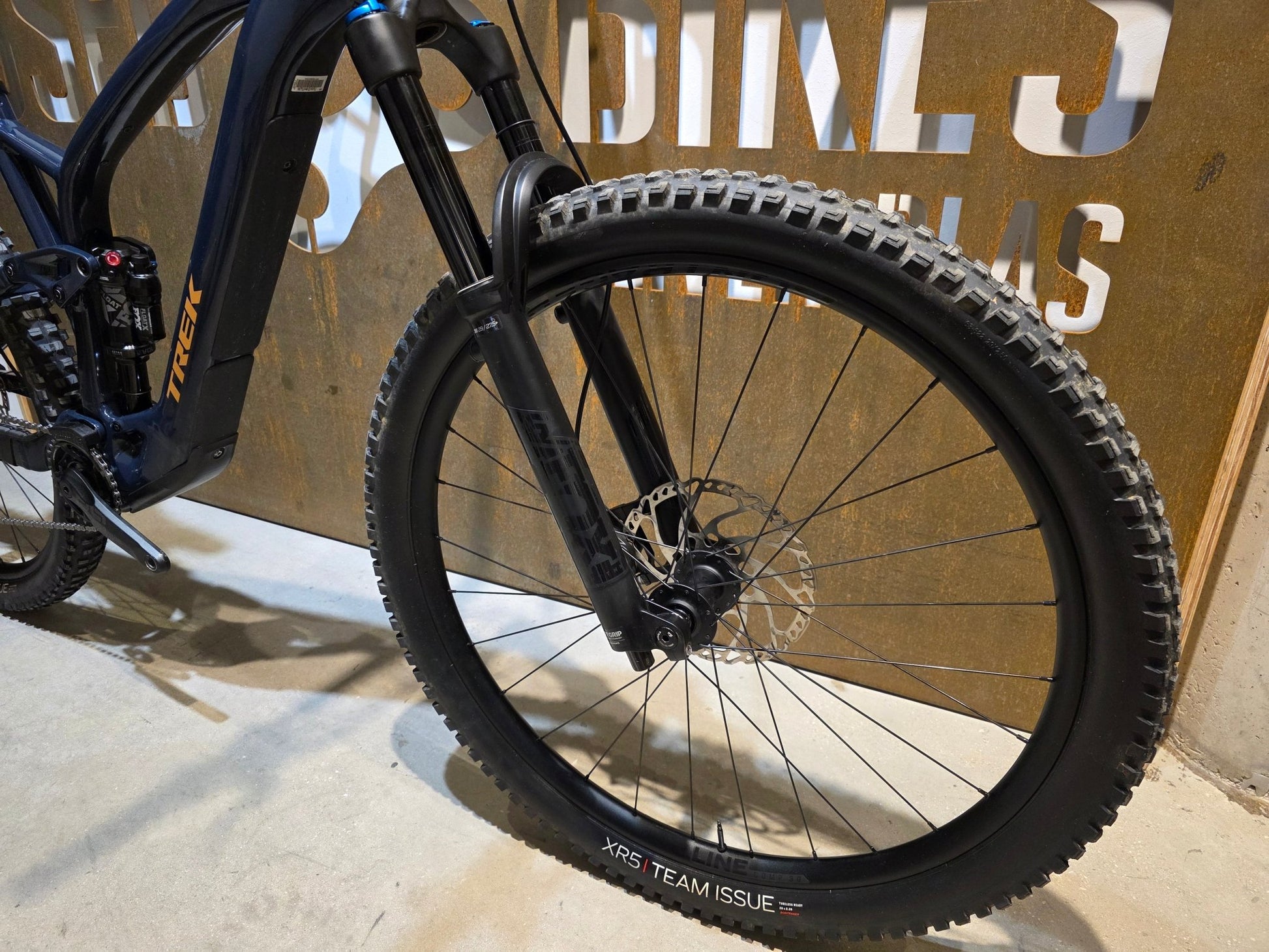 E - Mountainbike von Trek, TREK FUEL EXe 8 XT / XL in variant_title vor USEDBIKES - OB.DE Hintergrund