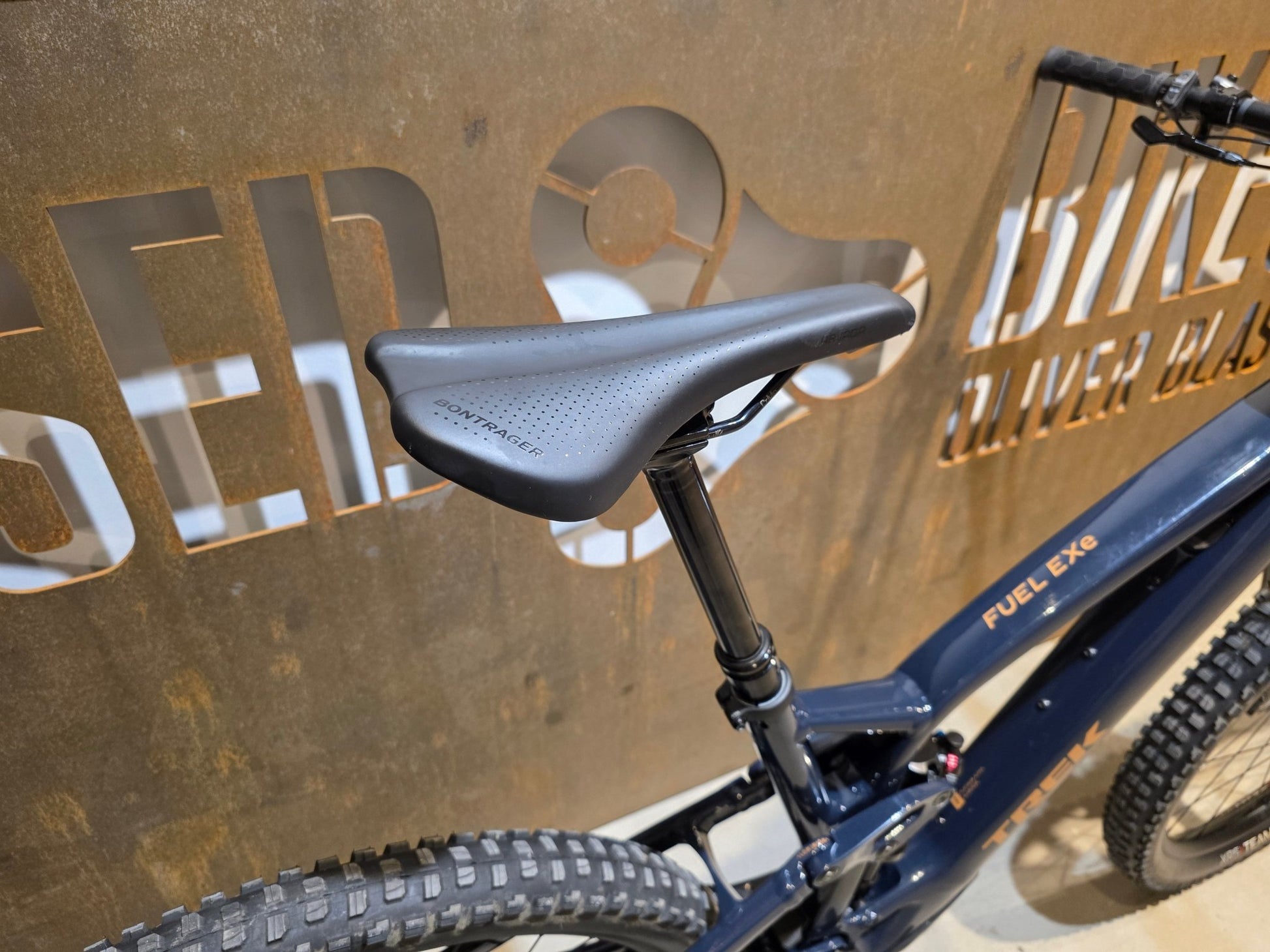 E - Mountainbike von Trek, TREK FUEL EXe 8 XT / XL in variant_title vor USEDBIKES - OB.DE Hintergrund