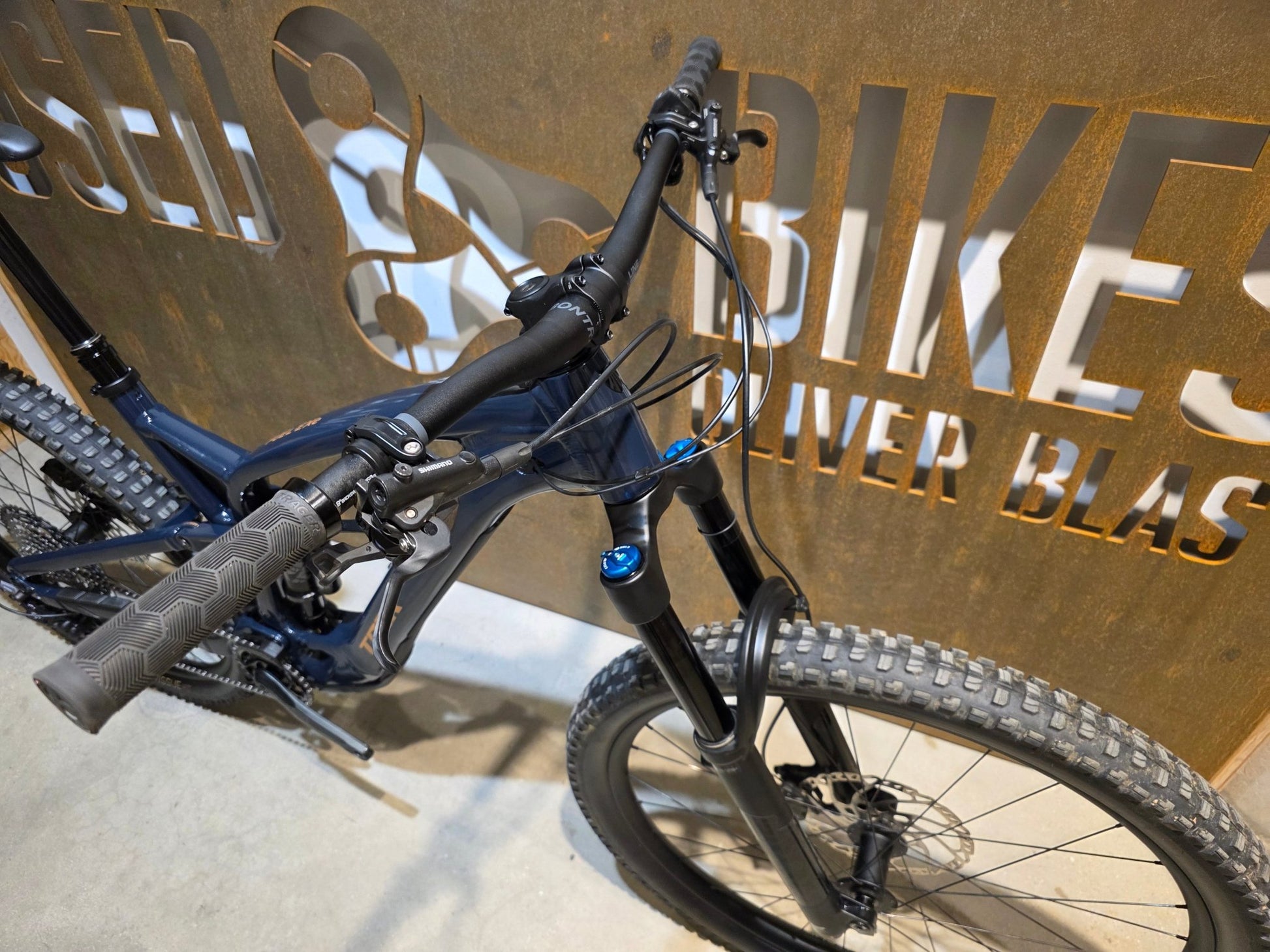 E - Mountainbike von Trek, TREK FUEL EXe 8 XT / XL in variant_title vor USEDBIKES - OB.DE Hintergrund