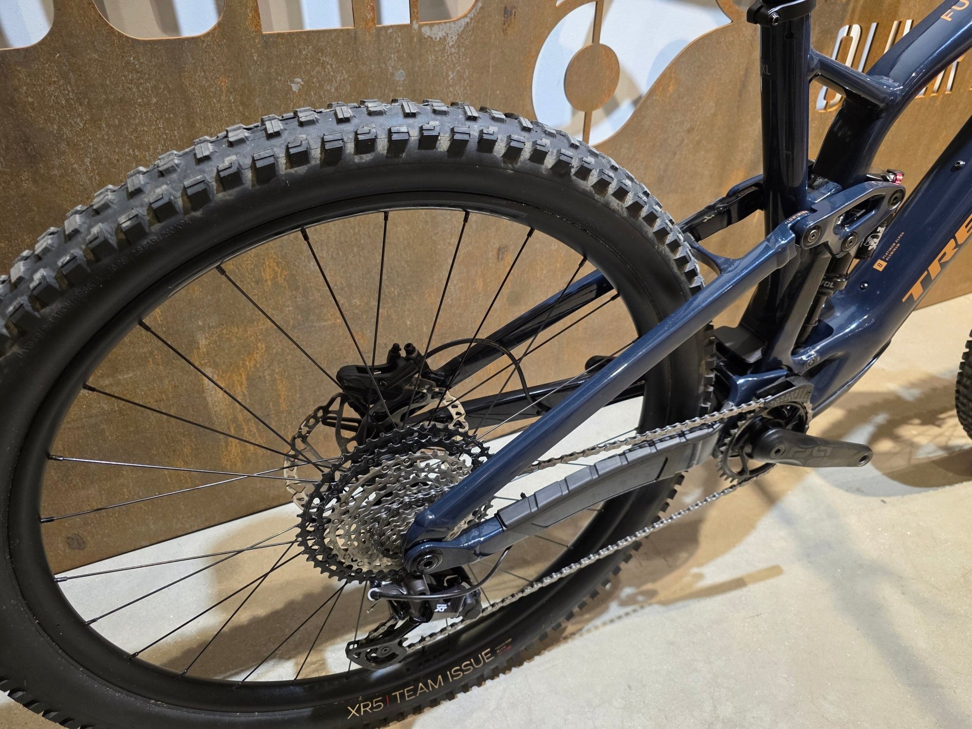 E - Mountainbike von Trek, TREK FUEL EXe 8 XT / XL in variant_title vor USEDBIKES - OB.DE Hintergrund