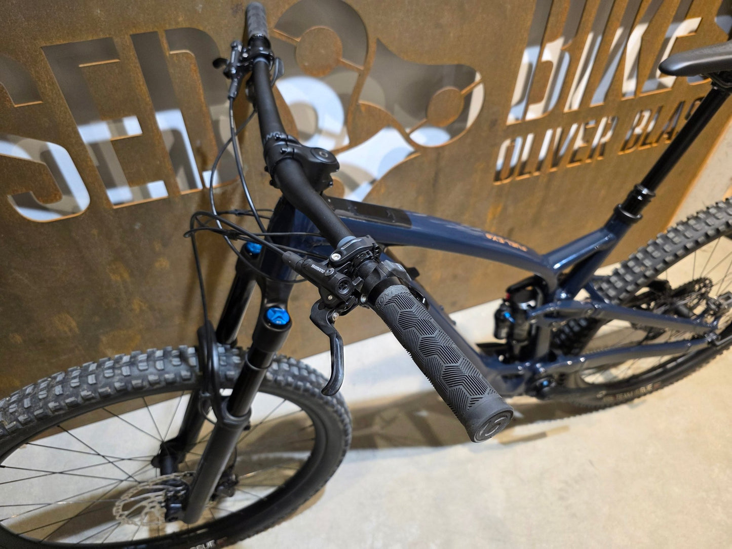 E - Mountainbike von Trek, TREK FUEL EXe 8 XT / XL in variant_title vor USEDBIKES - OB.DE Hintergrund