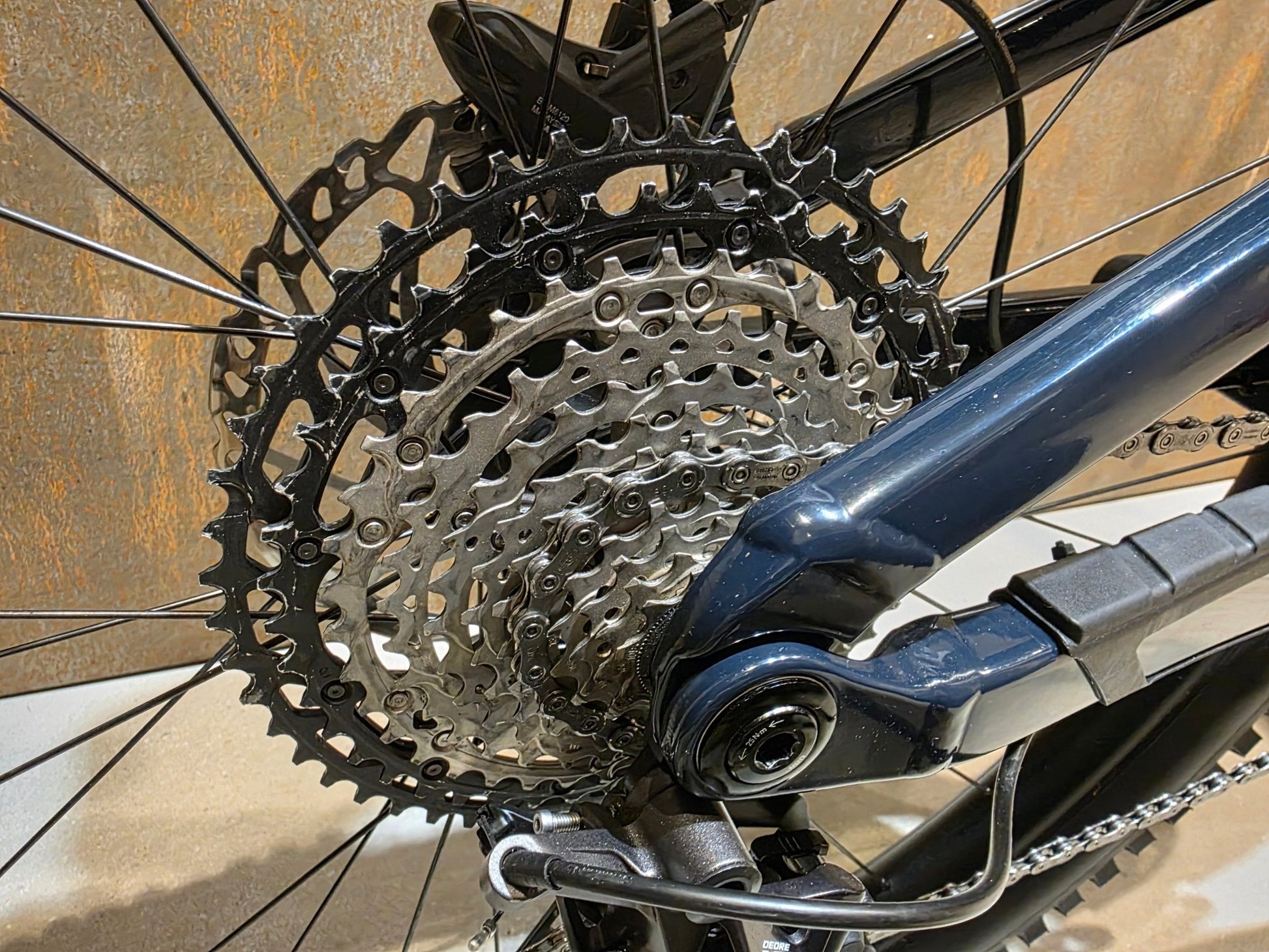 E - Mountainbike von Trek, TREK FUEL EXe 8 XT / XL in variant_title vor USEDBIKES - OB.DE Hintergrund