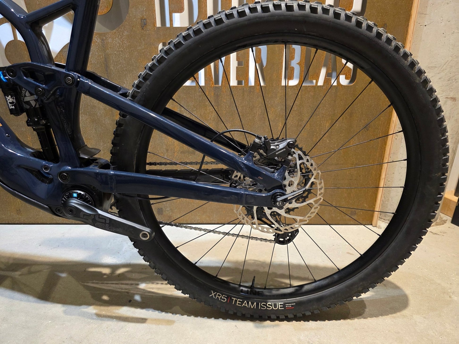 E - Mountainbike von Trek, TREK FUEL EXe 8 XT / XL in variant_title vor USEDBIKES - OB.DE Hintergrund