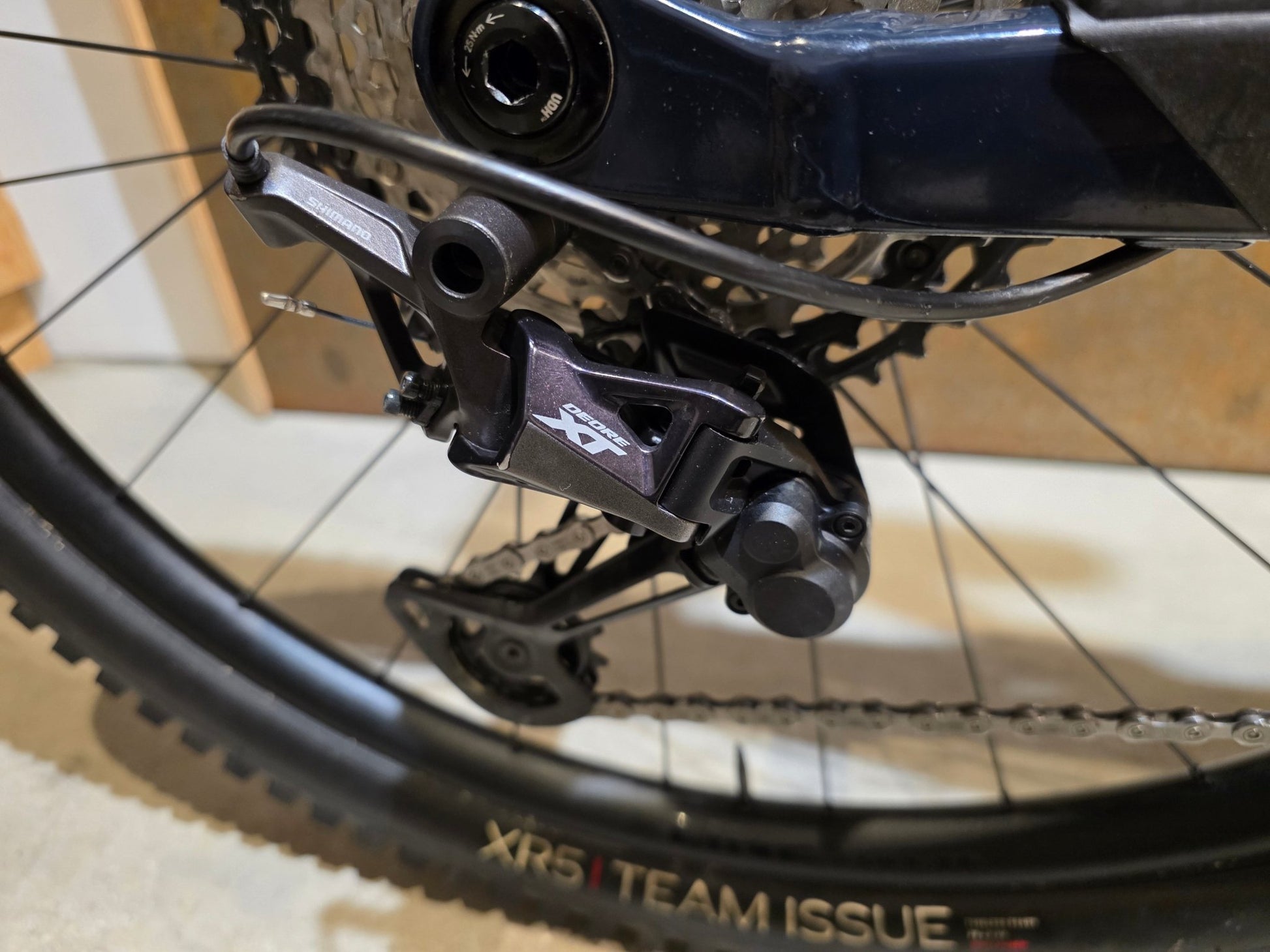 E - Mountainbike von Trek, TREK FUEL EXe 8 XT / XL in variant_title vor USEDBIKES - OB.DE Hintergrund