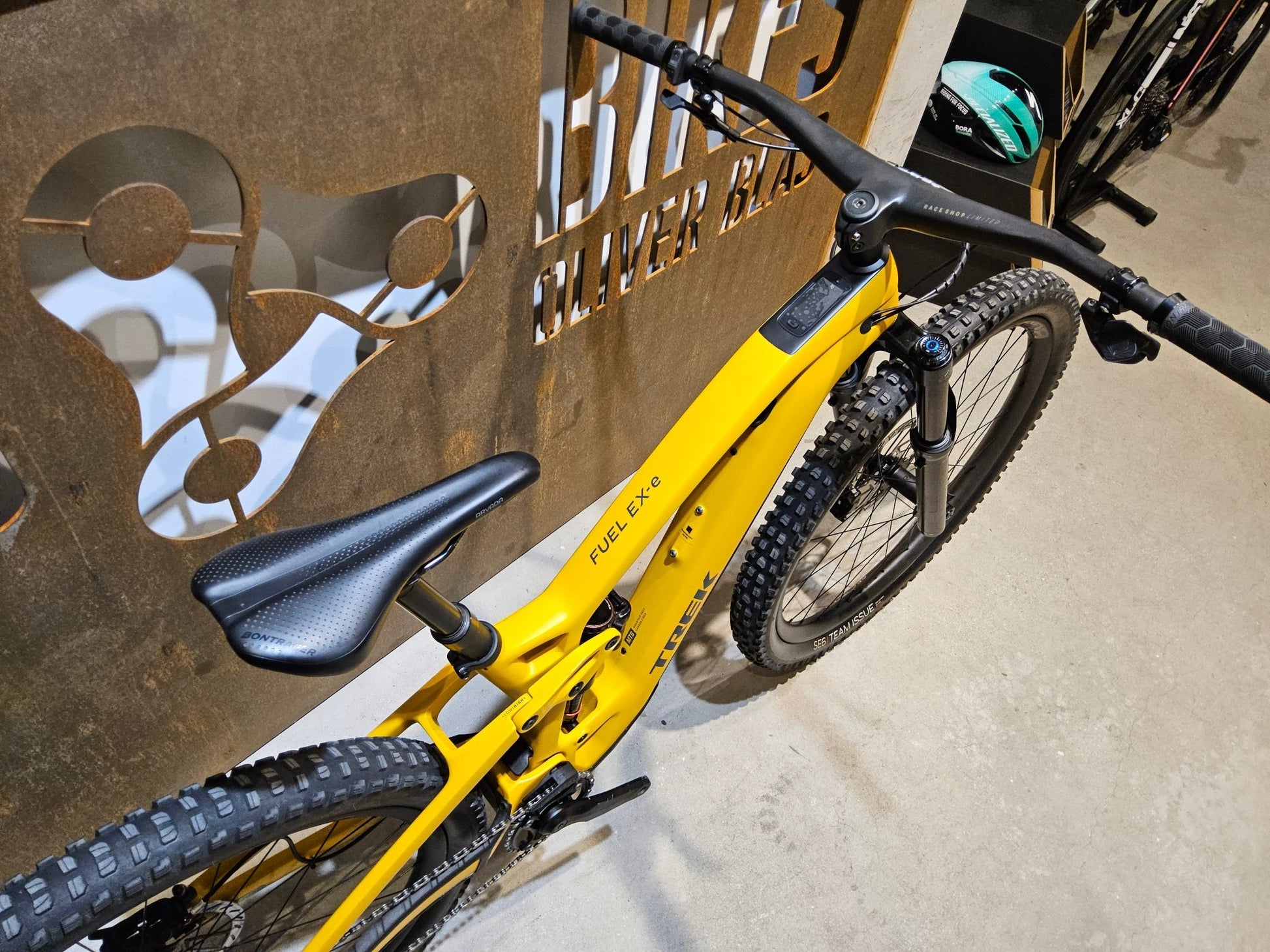 E - Mountainbike von Trek, TREK FUEL EXe 9.8 GX AXS / S in variant_title vor USEDBIKES - OB.DE Hintergrund