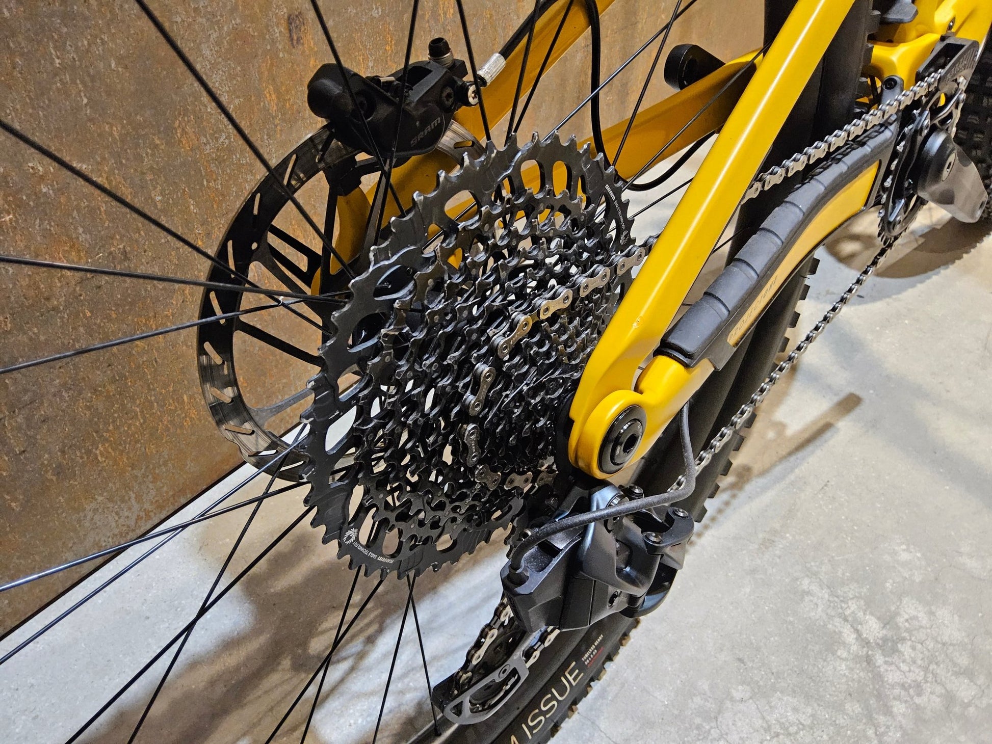 E - Mountainbike von Trek, TREK FUEL EXe 9.8 GX AXS / S in variant_title vor USEDBIKES - OB.DE Hintergrund