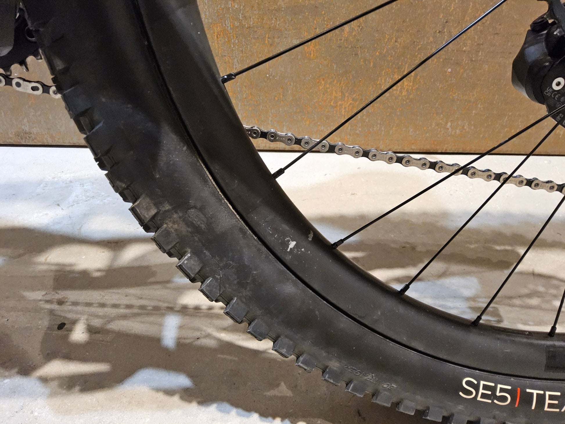 E - Mountainbike von Trek, TREK FUEL EXe 9.8 GX AXS / S in variant_title vor USEDBIKES - OB.DE Hintergrund