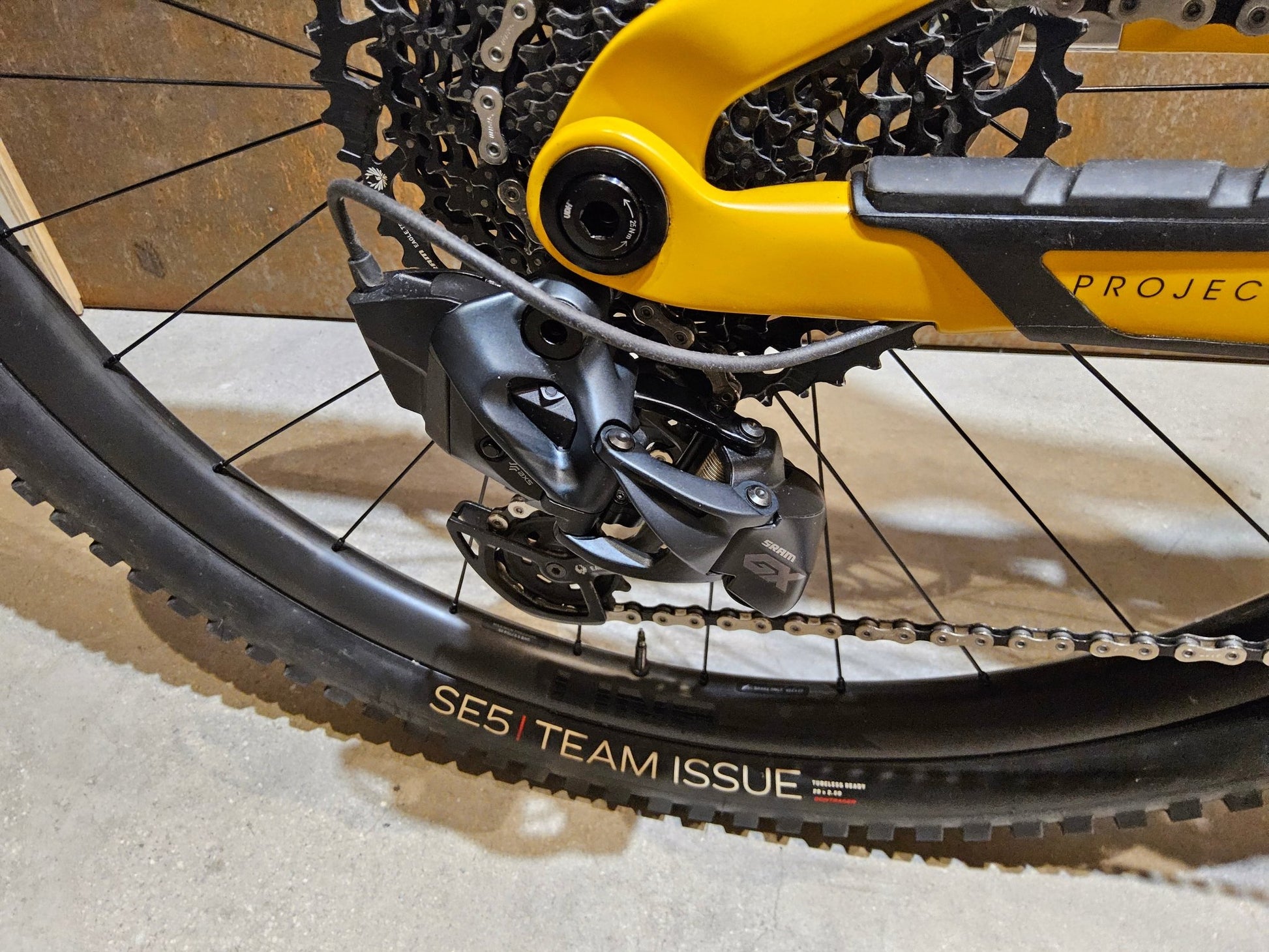 E - Mountainbike von Trek, TREK FUEL EXe 9.8 GX AXS / S in variant_title vor USEDBIKES - OB.DE Hintergrund