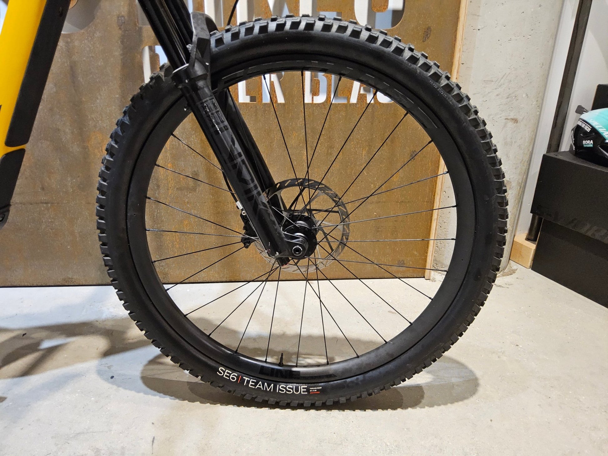 E - Mountainbike von Trek, TREK FUEL EXe 9.8 GX AXS / S in variant_title vor USEDBIKES - OB.DE Hintergrund