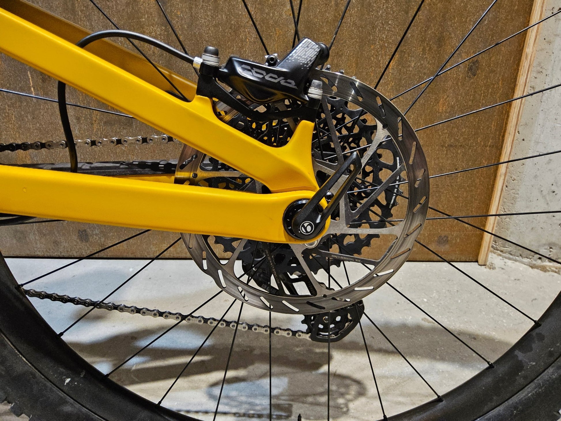 E - Mountainbike von Trek, TREK FUEL EXe 9.8 GX AXS / S in variant_title vor USEDBIKES - OB.DE Hintergrund