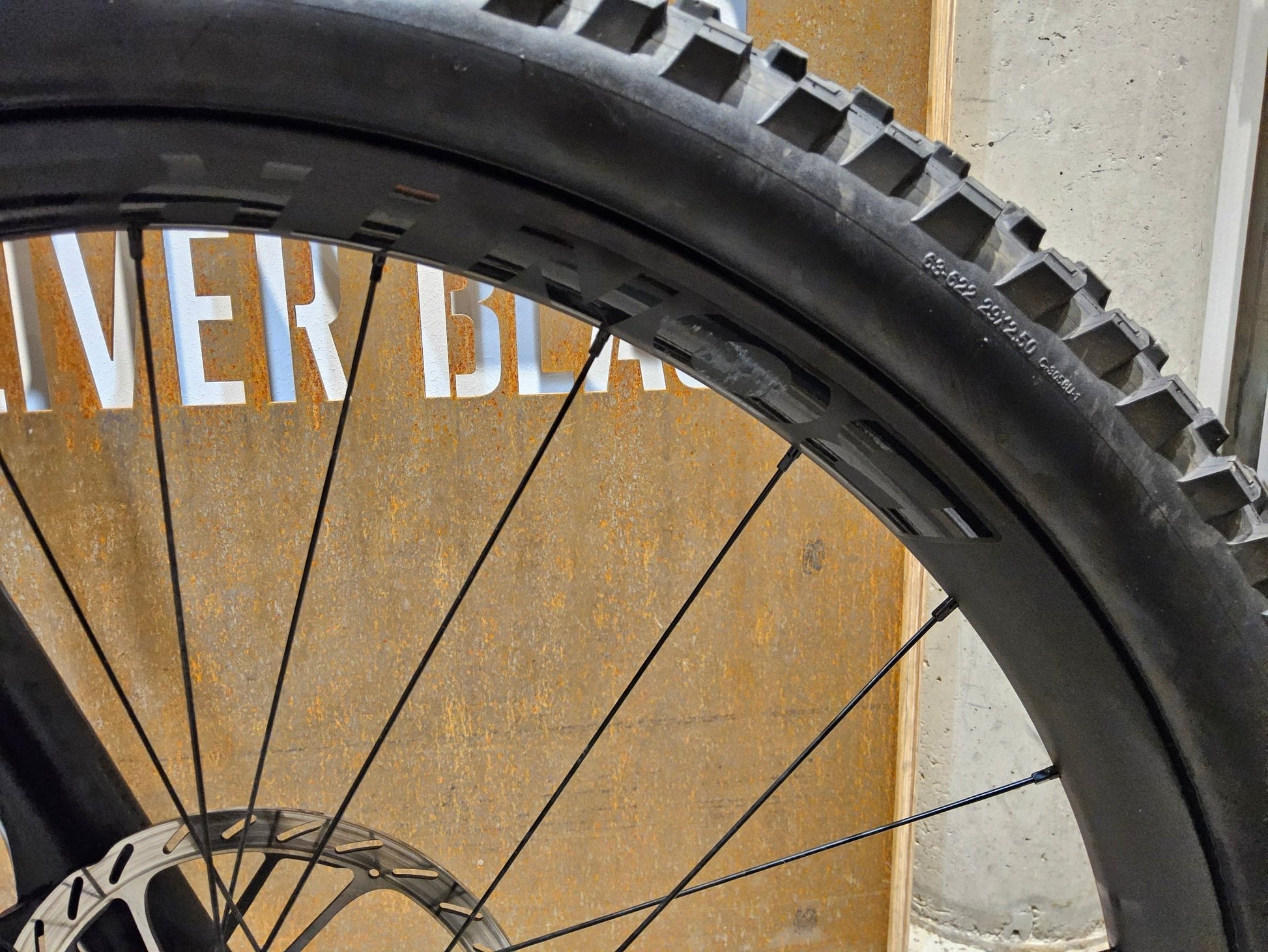 E - Mountainbike von Trek, TREK FUEL EXe 9.8 GX AXS / S in variant_title vor USEDBIKES - OB.DE Hintergrund