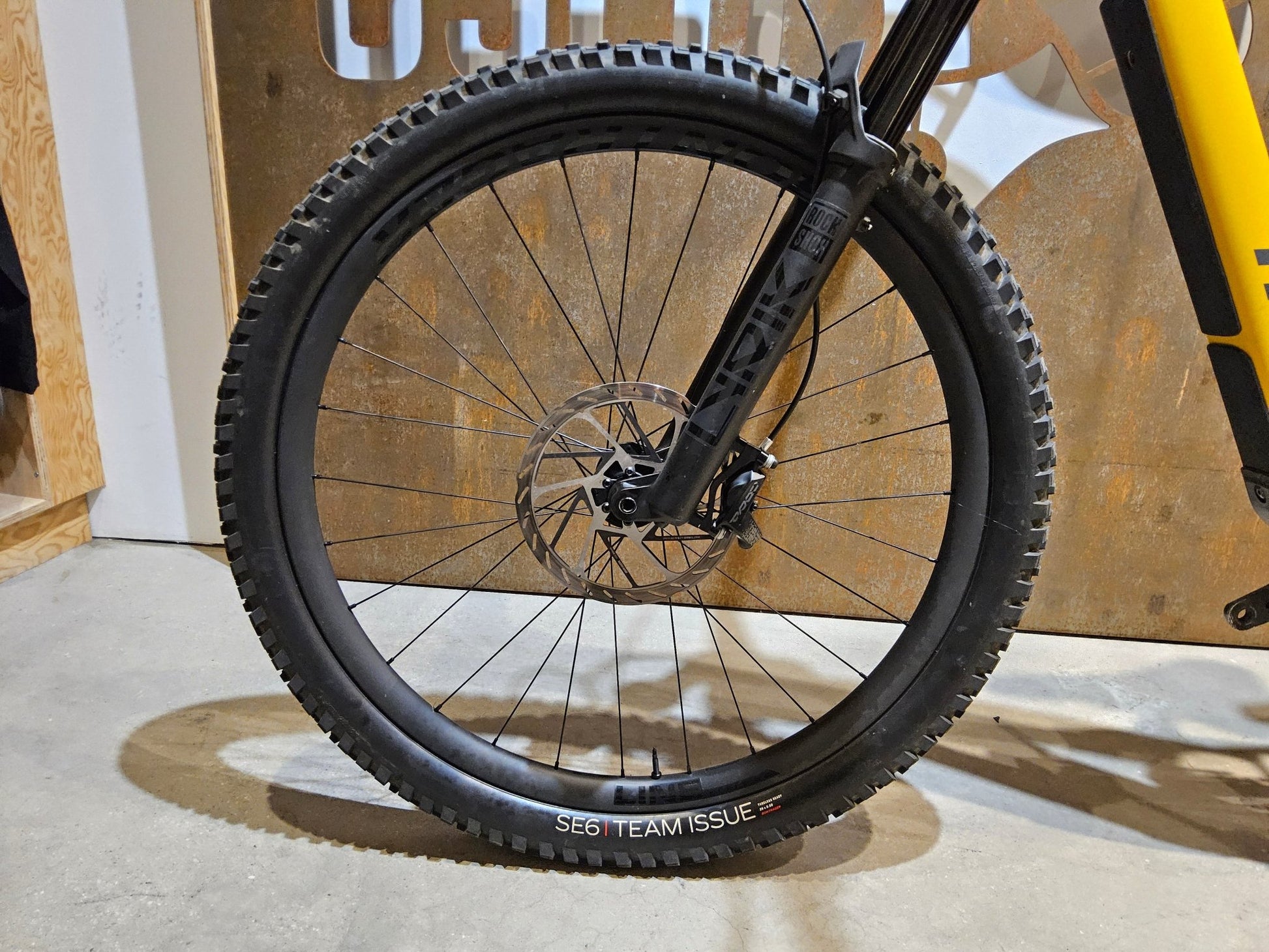 E - Mountainbike von Trek, TREK FUEL EXe 9.8 GX AXS / S in variant_title vor USEDBIKES - OB.DE Hintergrund