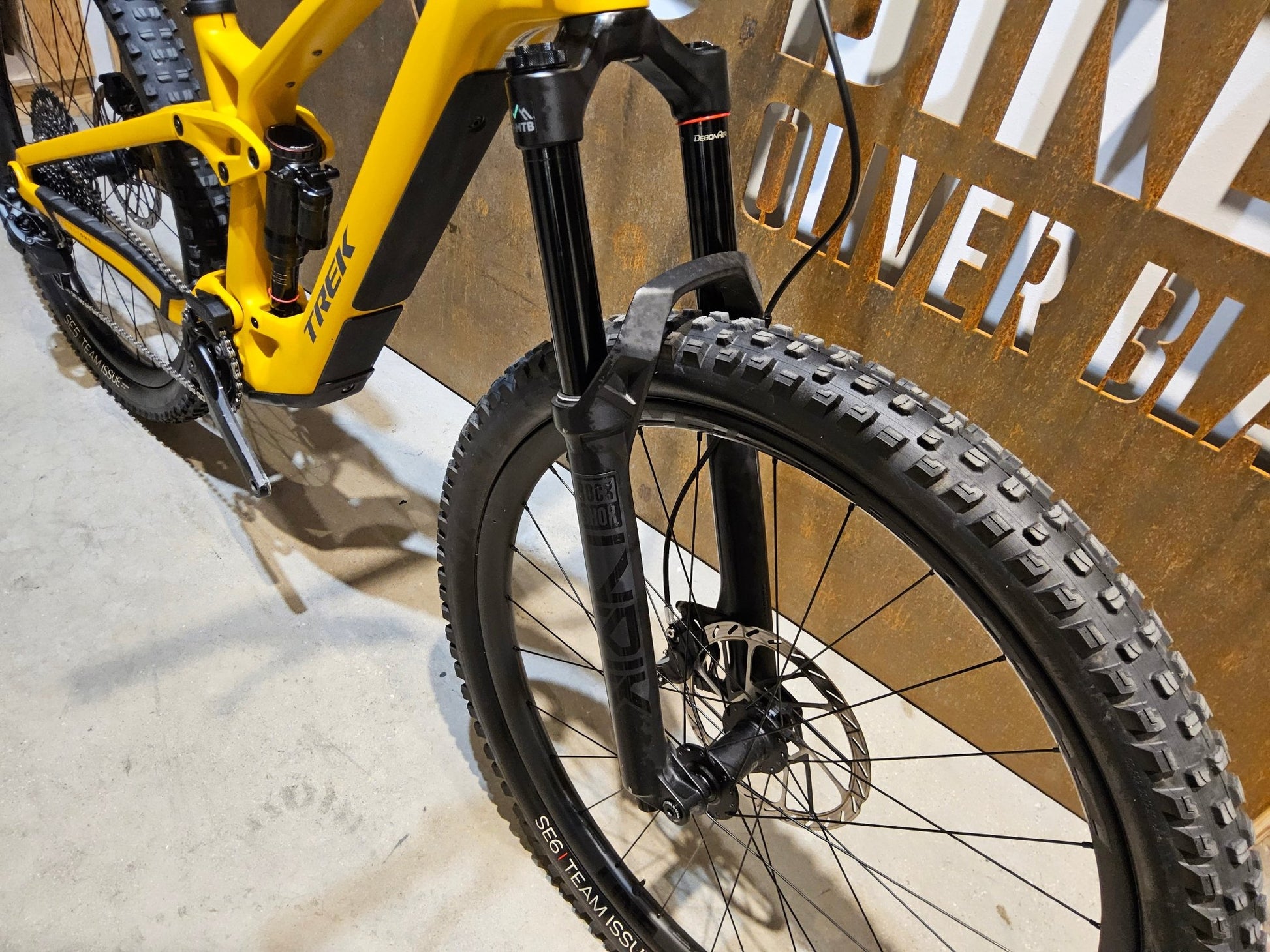 E - Mountainbike von Trek, TREK FUEL EXe 9.8 GX AXS / S in variant_title vor USEDBIKES - OB.DE Hintergrund