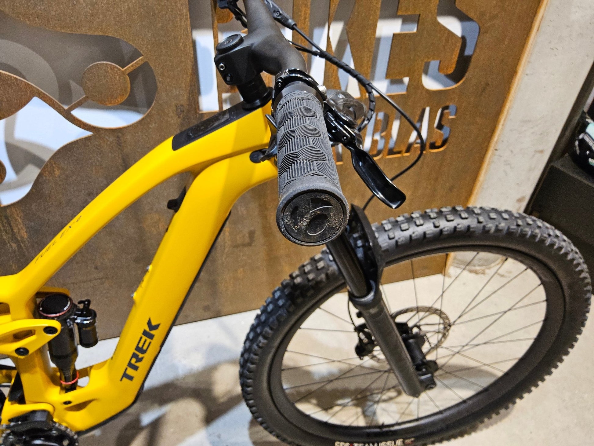 E - Mountainbike von Trek, TREK FUEL EXe 9.8 GX AXS / S in variant_title vor USEDBIKES - OB.DE Hintergrund