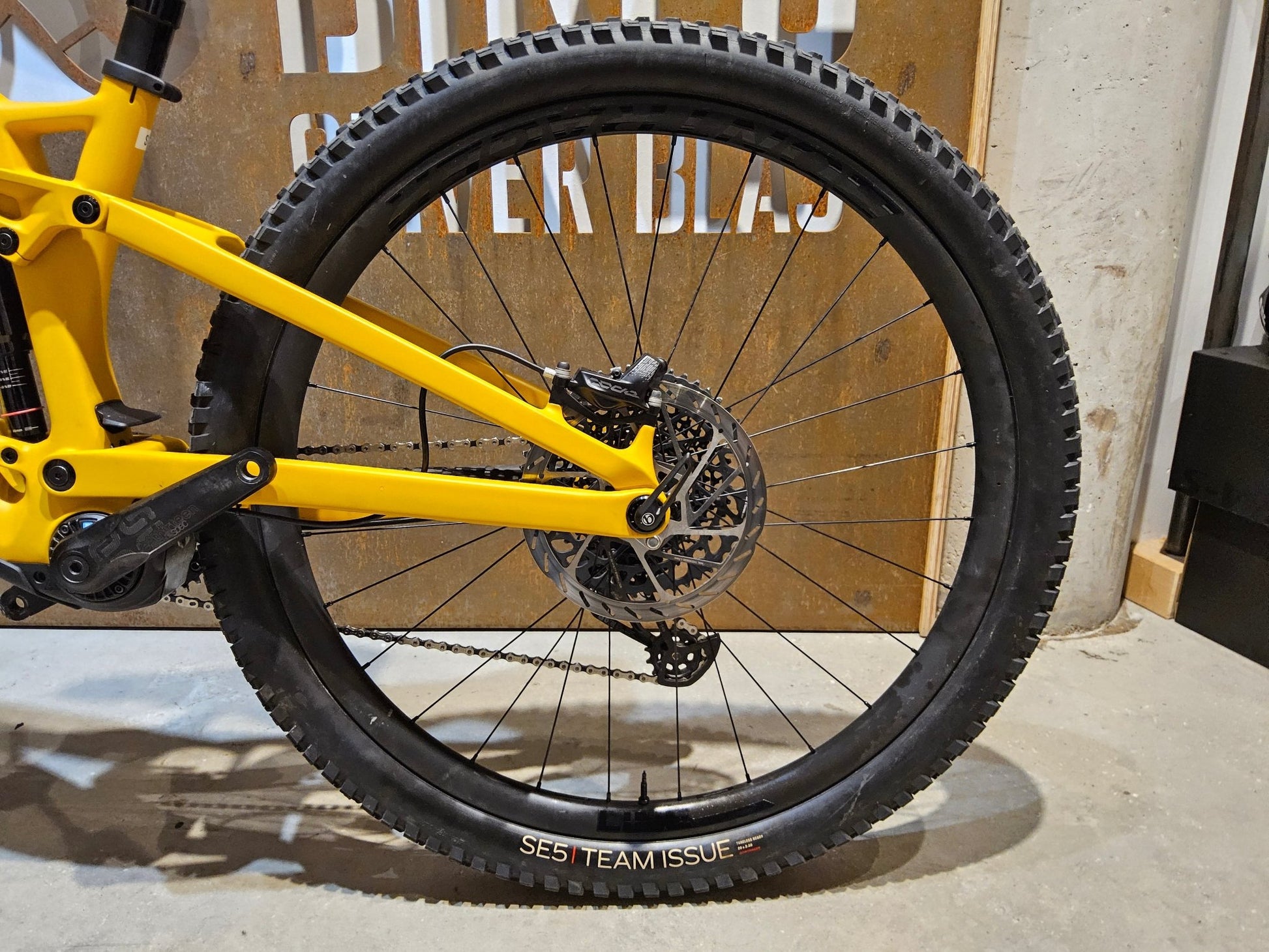 E - Mountainbike von Trek, TREK FUEL EXe 9.8 GX AXS / S in variant_title vor USEDBIKES - OB.DE Hintergrund