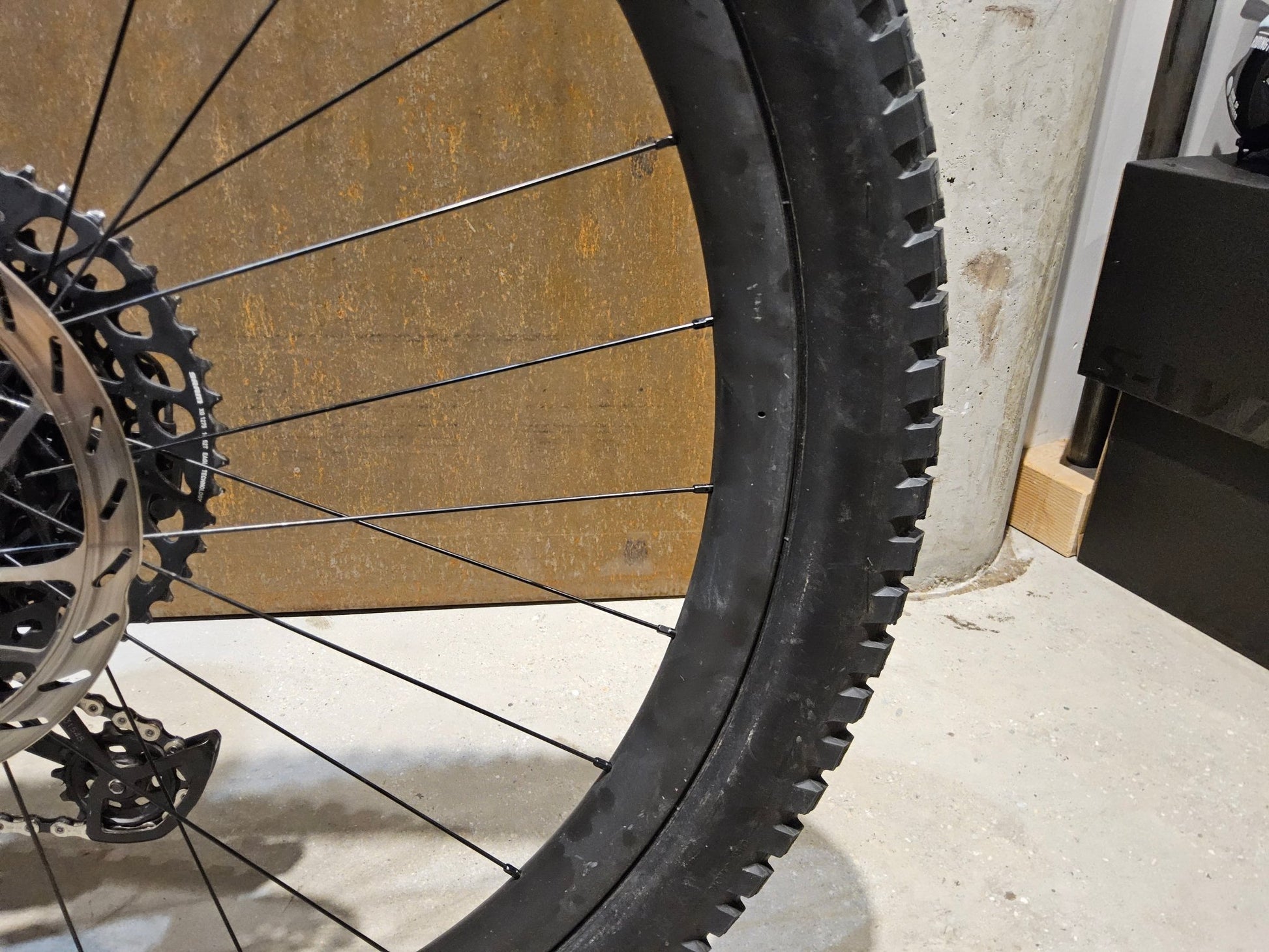 E - Mountainbike von Trek, TREK FUEL EXe 9.8 GX AXS / S in variant_title vor USEDBIKES - OB.DE Hintergrund