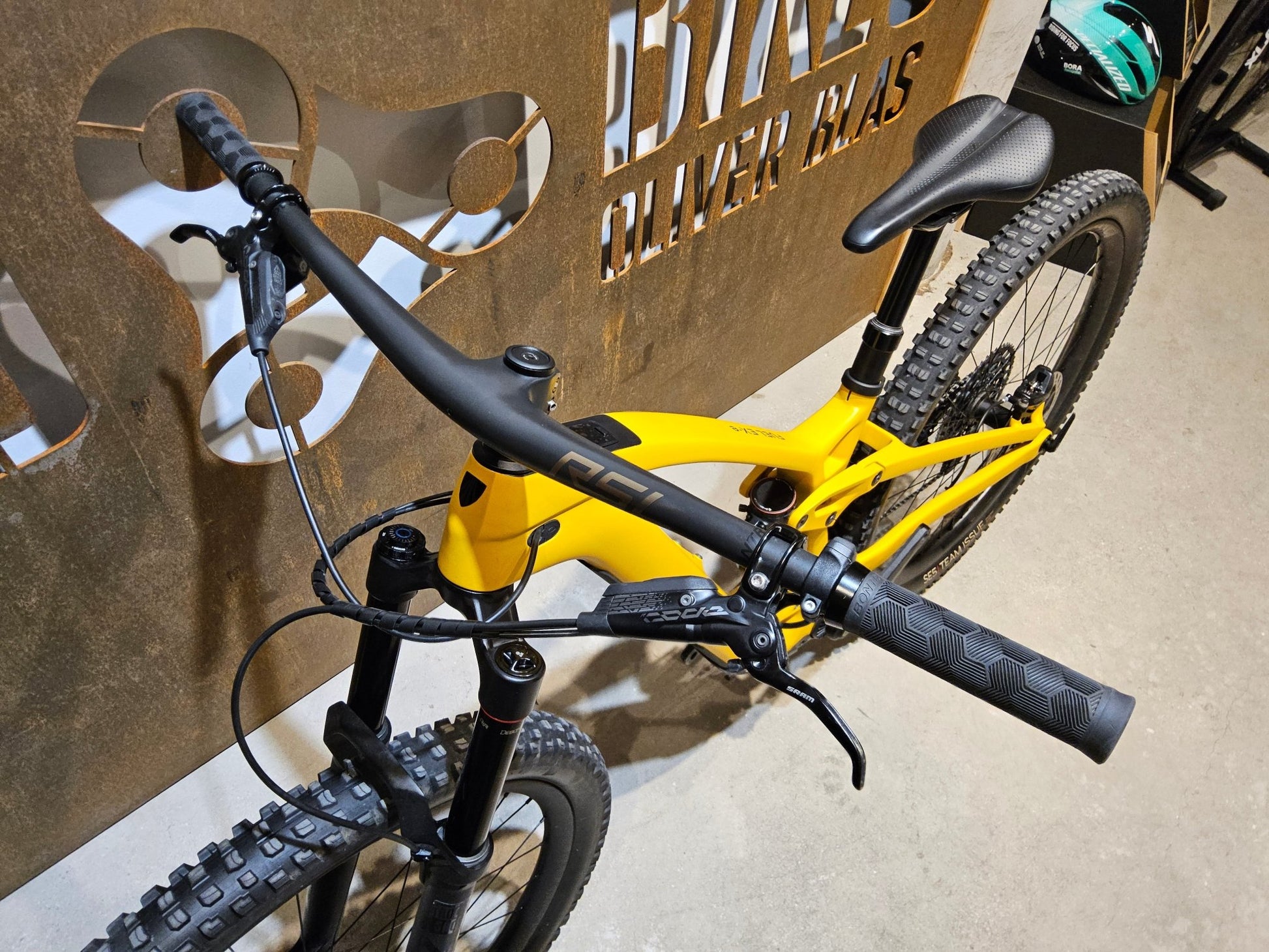 E - Mountainbike von Trek, TREK FUEL EXe 9.8 GX AXS / S in variant_title vor USEDBIKES - OB.DE Hintergrund