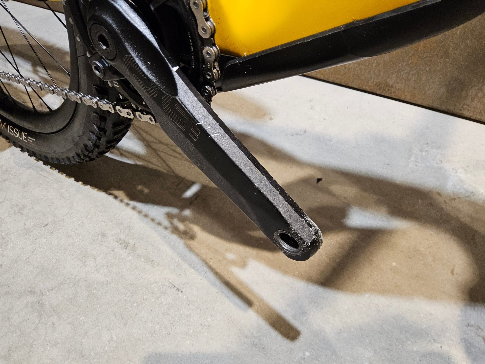 E - Mountainbike von Trek, TREK FUEL EXe 9.8 GX AXS / S in variant_title vor USEDBIKES - OB.DE Hintergrund