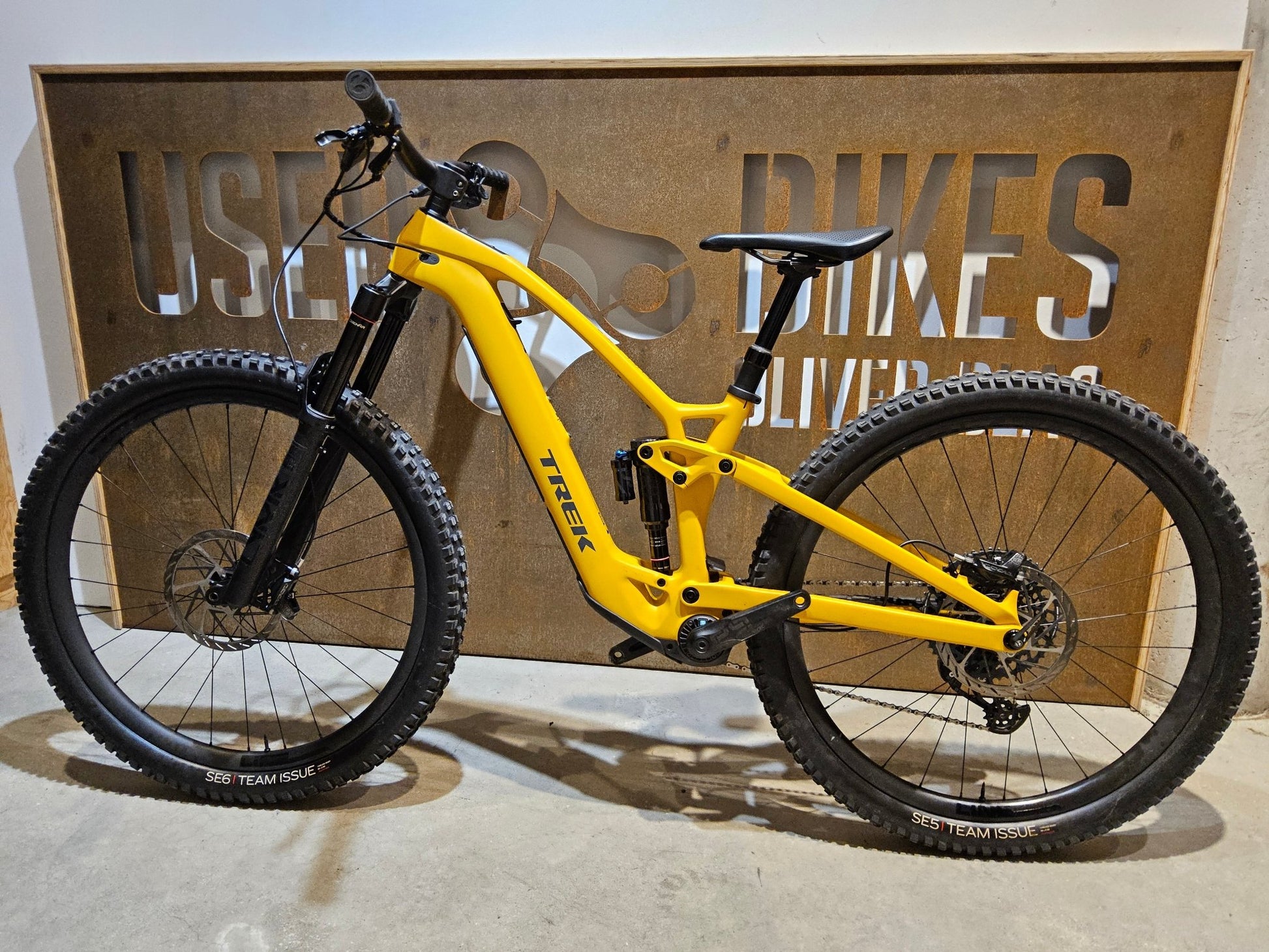 E - Mountainbike von Trek, TREK FUEL EXe 9.8 GX AXS / S in variant_title vor USEDBIKES - OB.DE Hintergrund