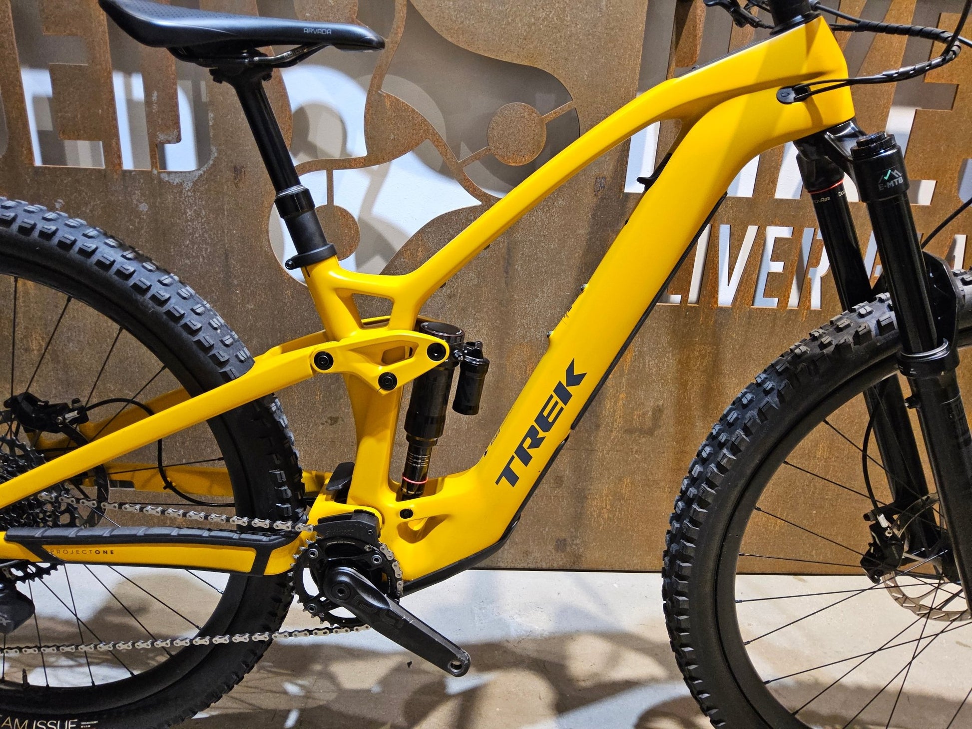 E - Mountainbike von Trek, TREK FUEL EXe 9.8 GX AXS / S in variant_title vor USEDBIKES - OB.DE Hintergrund