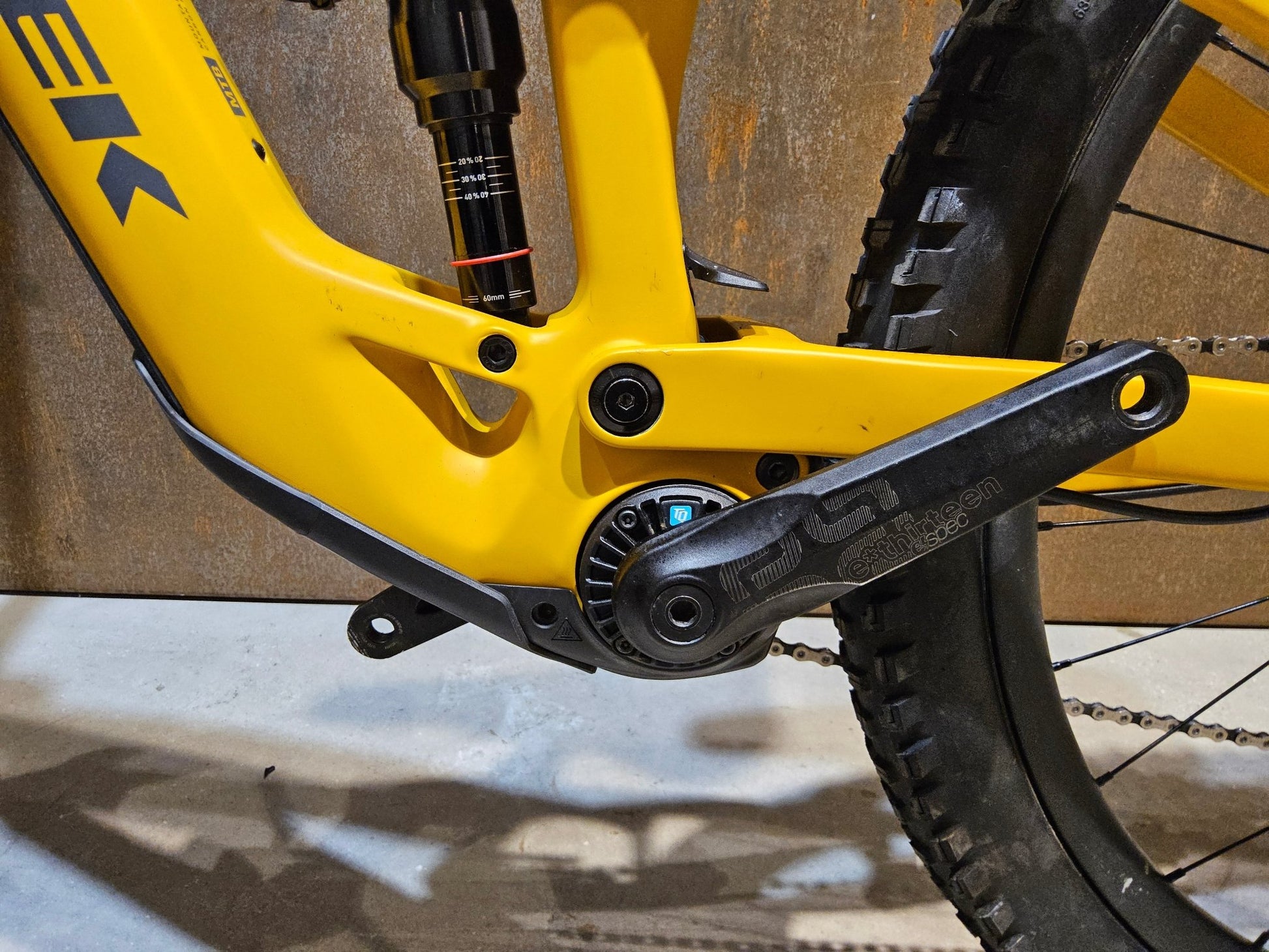 E - Mountainbike von Trek, TREK FUEL EXe 9.8 GX AXS / S in variant_title vor USEDBIKES - OB.DE Hintergrund