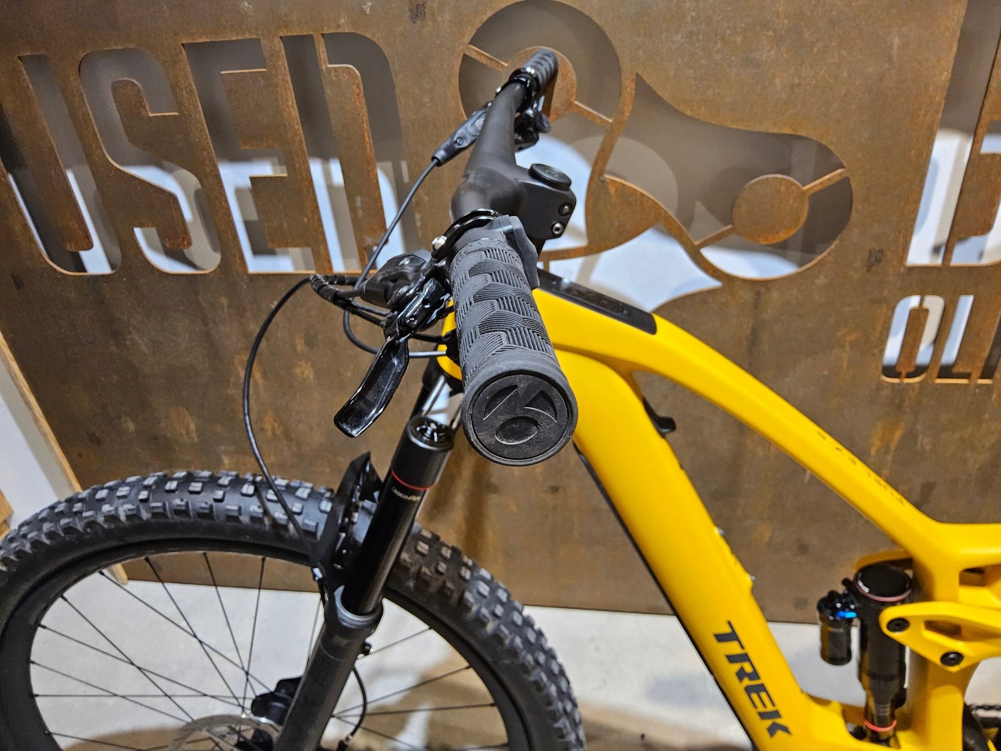 E - Mountainbike von Trek, TREK FUEL EXe 9.8 GX AXS / S in variant_title vor USEDBIKES - OB.DE Hintergrund