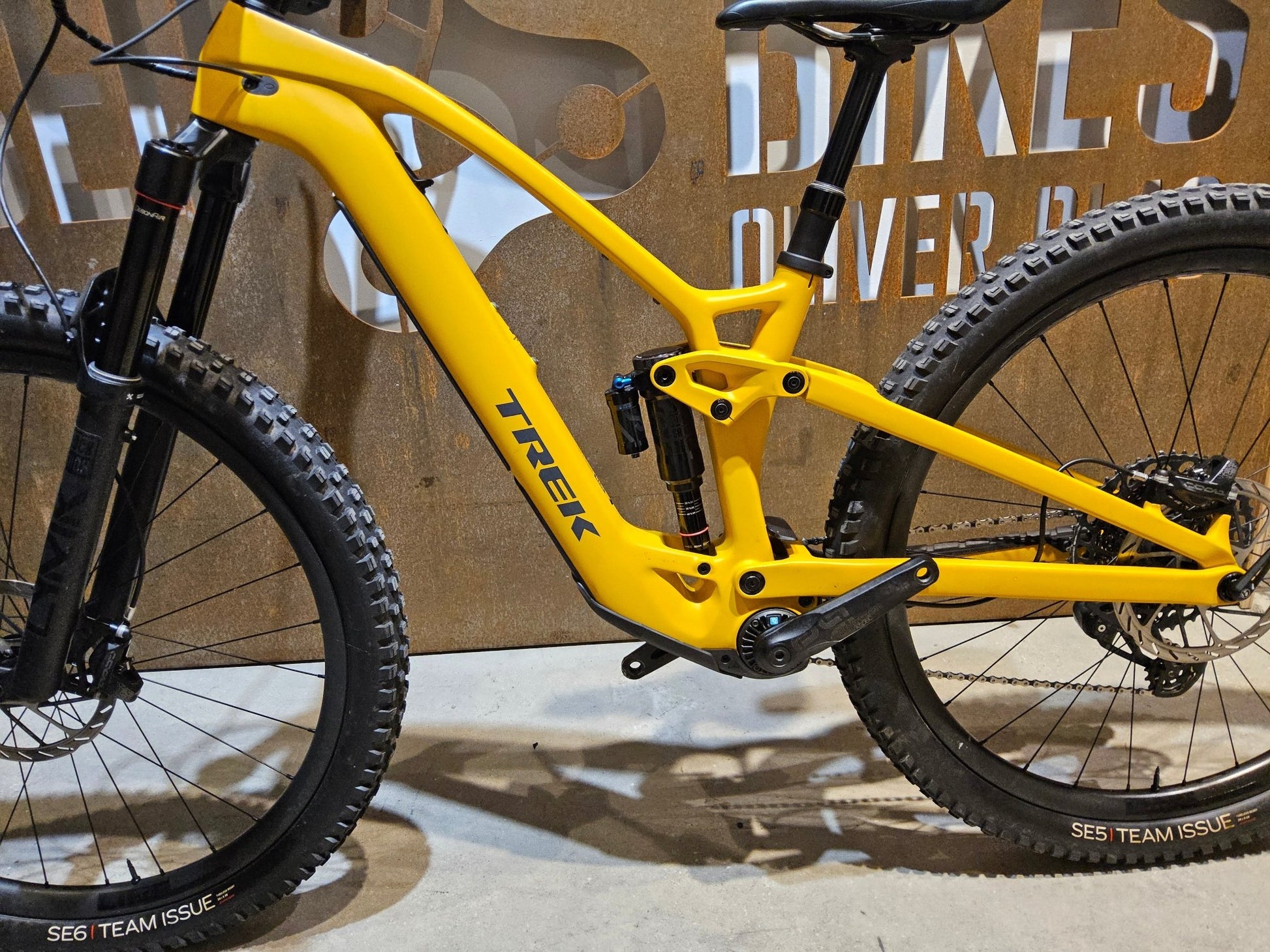 E - Mountainbike von Trek, TREK FUEL EXe 9.8 GX AXS / S in variant_title vor USEDBIKES - OB.DE Hintergrund