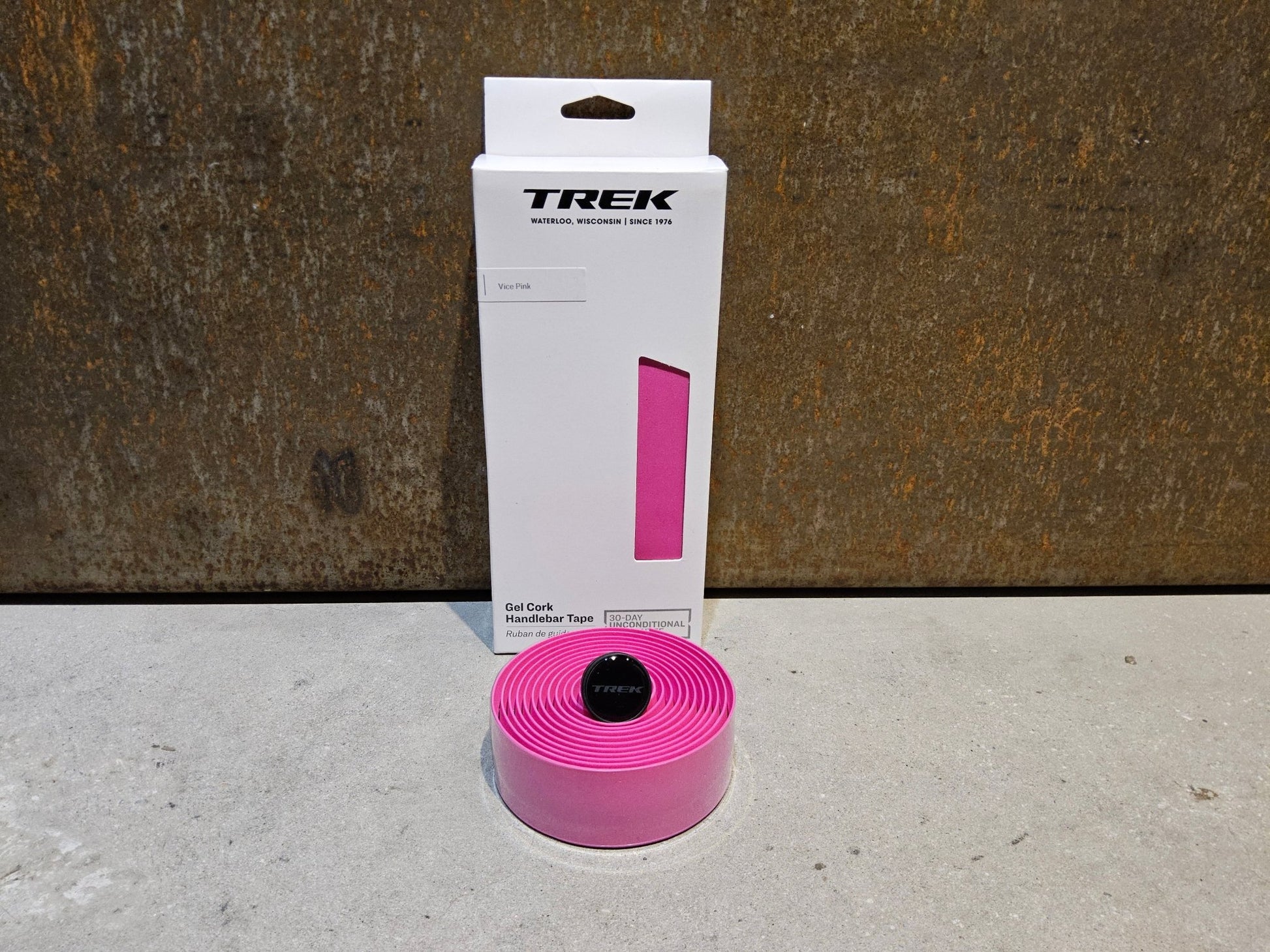 Griffe und Lenkerbänder von Trek, TREK GEL CORK LENKERBANDSET / VICE PINK vor USEDBIKES - OB.DE Hintergrund