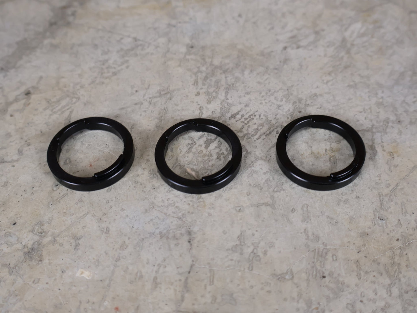 Zubehör von Trek, TREK KNOCK BLOCK HEADSET SPACERS / 5 MM × 28,6 MM – 3ER SET – 5251937 vor USEDBIKES - OB.DE Hintergrund