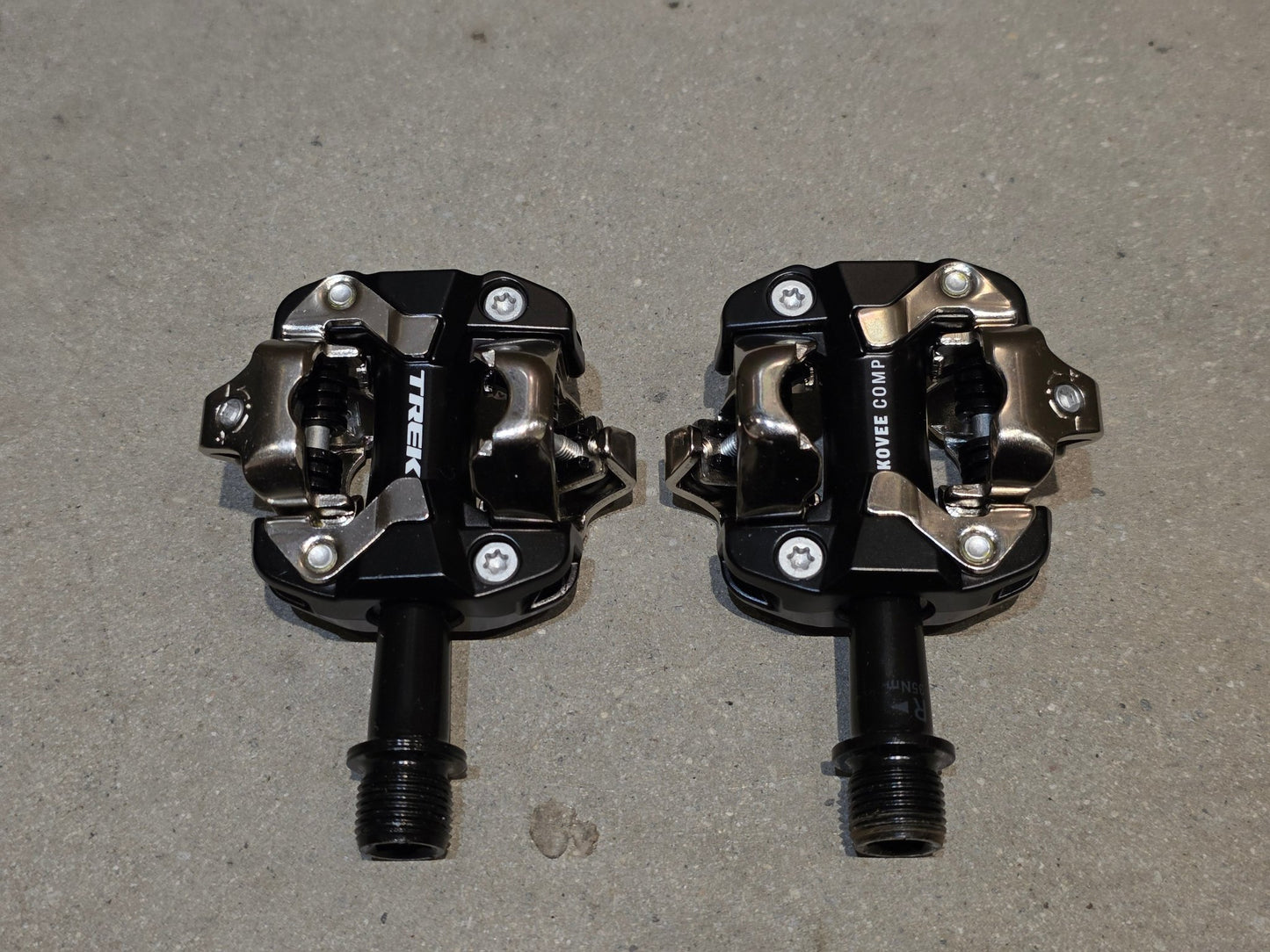 Pedale von Trek, TREK KOVEE COMP MOUNTAINBIKE / SPD KLICK PEDAL vor USEDBIKES - OB.DE Hintergrund