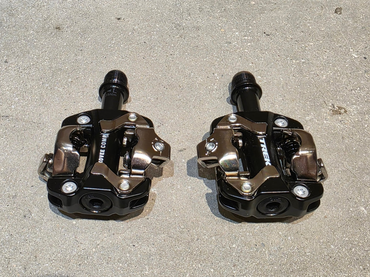 Pedale von Trek, TREK KOVEE COMP MOUNTAINBIKE / SPD KLICK PEDAL vor USEDBIKES - OB.DE Hintergrund