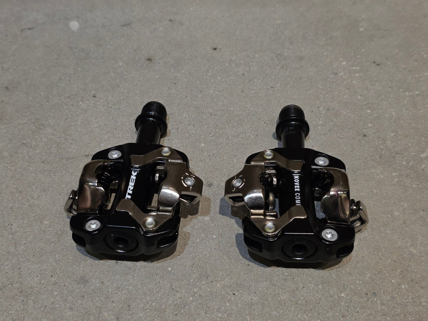 Pedale von Trek, TREK KOVEE COMP MOUNTAINBIKE / SPD KLICK PEDAL vor USEDBIKES - OB.DE Hintergrund