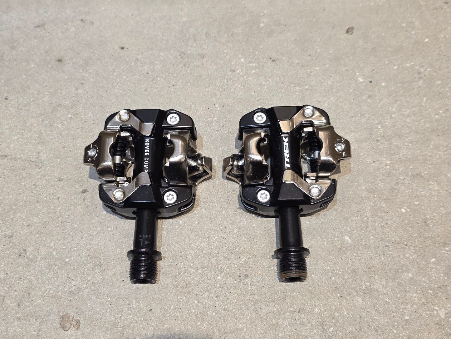 Pedale von Trek, TREK KOVEE COMP MOUNTAINBIKE / SPD KLICK PEDAL vor USEDBIKES - OB.DE Hintergrund
