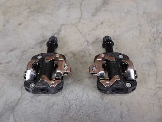 Pedale von Trek, TREK KOVEE PRO KLICKPEDALE – SPD - KOMPATIBEL / CARBON - VERBUND – 336 G vor USEDBIKES - OB.DE Hintergrund