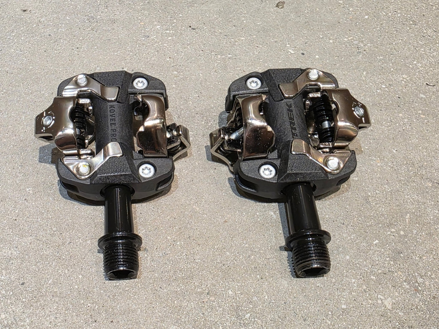 Pedale von Trek, TREK KOVEE PRO MOUNTAINBIKE / SPD KLICK PEDAL vor USEDBIKES - OB.DE Hintergrund
