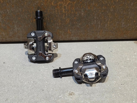 Pedale von Trek, TREK KOVEE PRO MOUNTAINBIKE / SPD KLICK PEDAL vor USEDBIKES - OB.DE Hintergrund