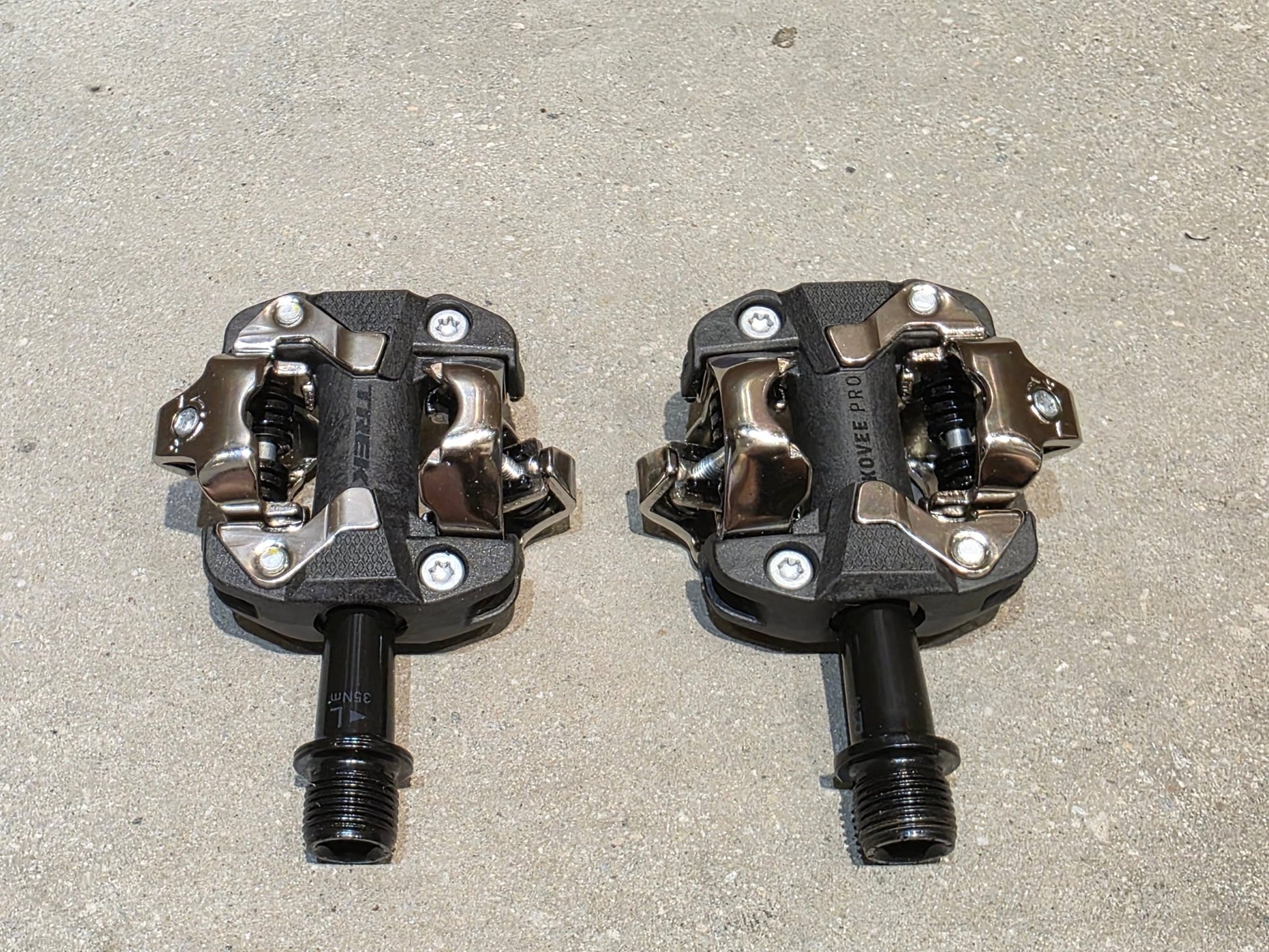 Pedale von Trek, TREK KOVEE PRO MOUNTAINBIKE / SPD KLICK PEDAL vor USEDBIKES - OB.DE Hintergrund