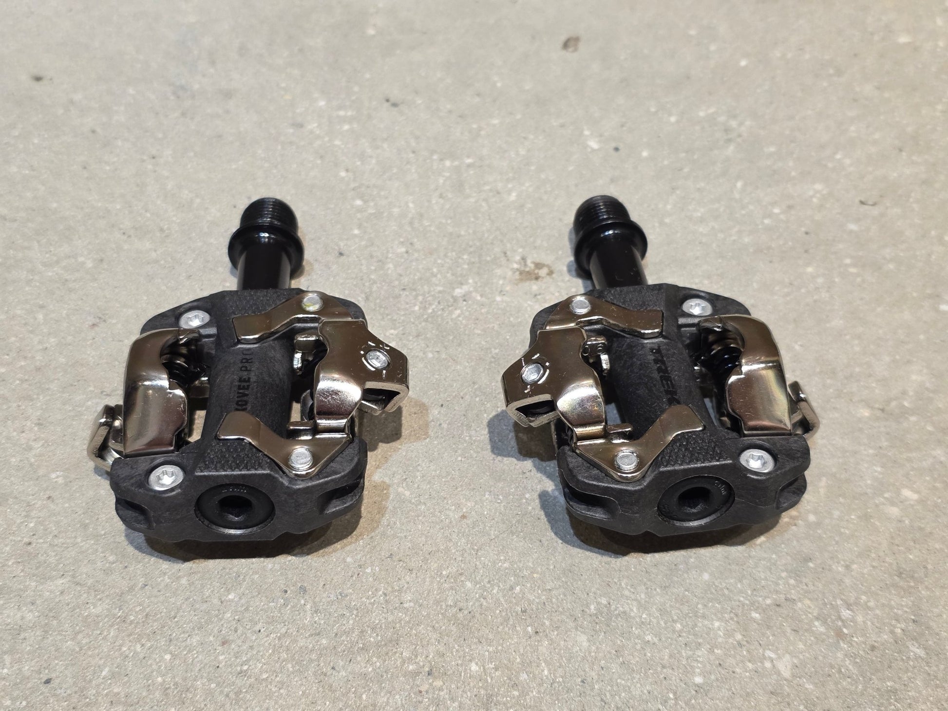 Pedale von Trek, TREK KOVEE PRO MOUNTAINBIKE / SPD KLICK PEDAL vor USEDBIKES - OB.DE Hintergrund