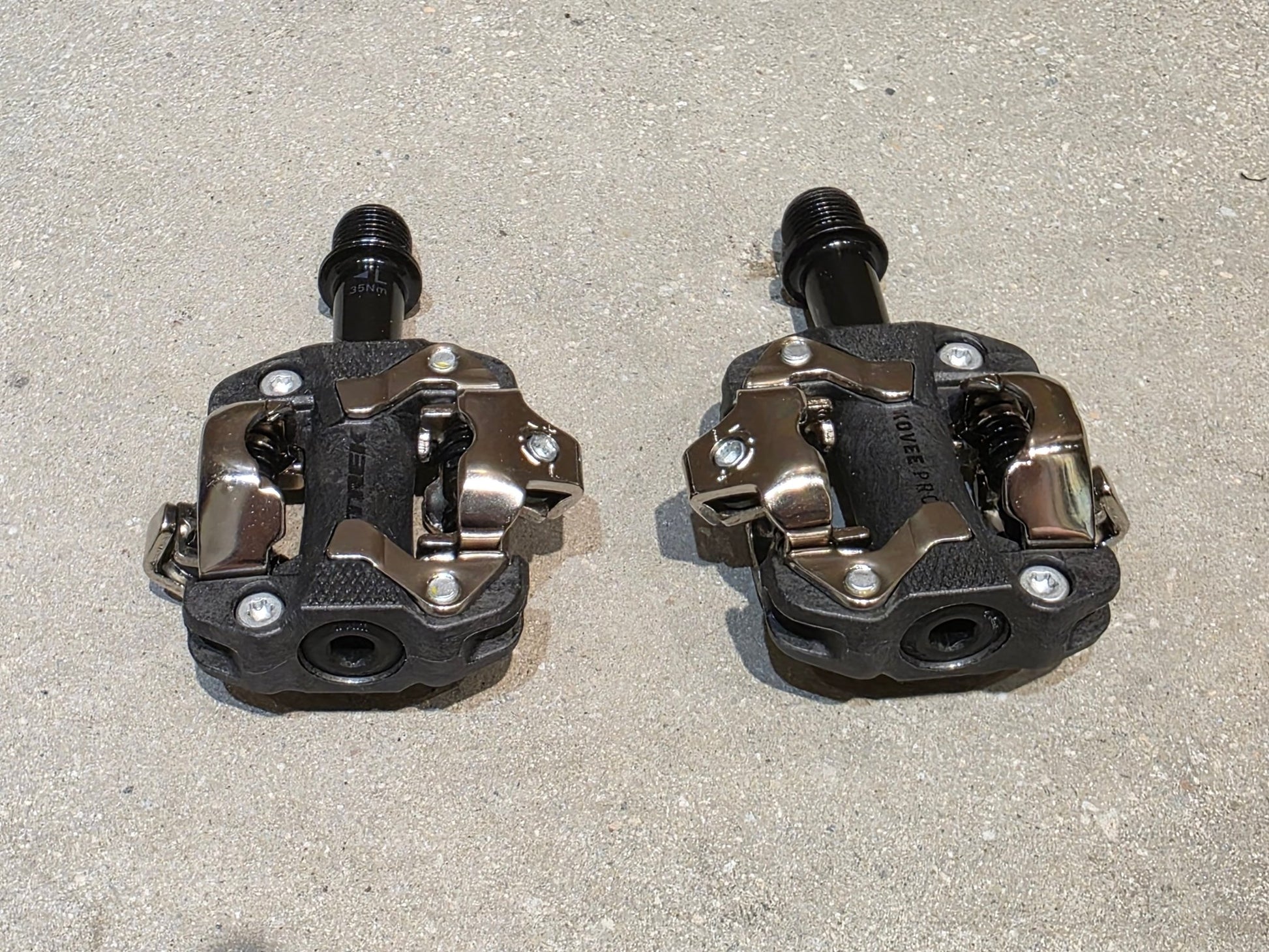 Pedale von Trek, TREK KOVEE PRO MOUNTAINBIKE / SPD KLICK PEDAL vor USEDBIKES - OB.DE Hintergrund