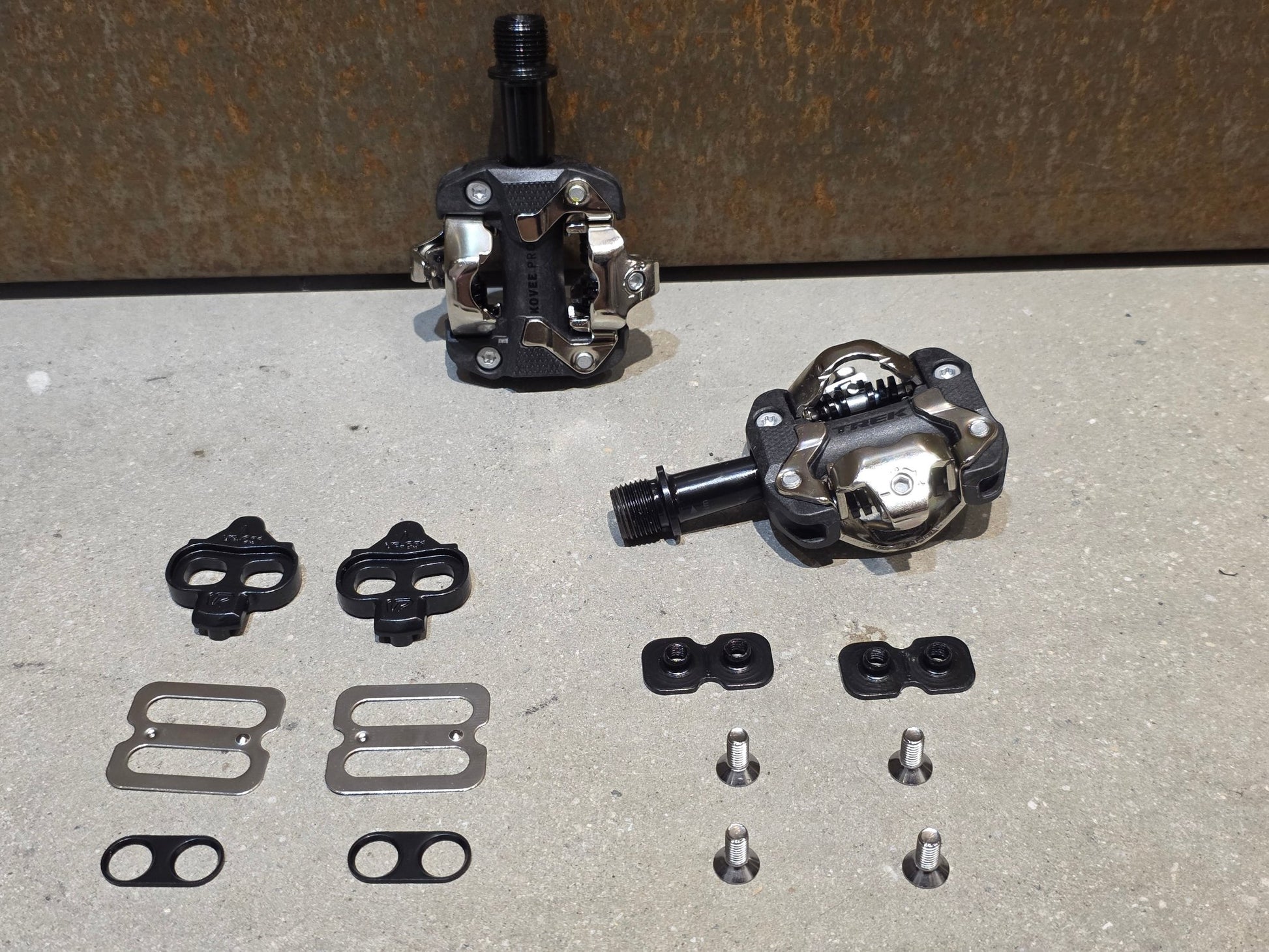 Pedale von Trek, TREK KOVEE PRO MOUNTAINBIKE / SPD KLICK PEDAL vor USEDBIKES - OB.DE Hintergrund