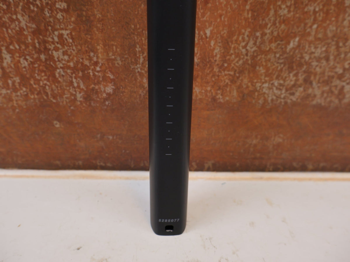 Sattelstütze von Trek, TREK KVF AERO CARBONSATTELSTÜTZE 280mm 5mm OFFSET vor USEDBIKES-OB.DE Hintergrund