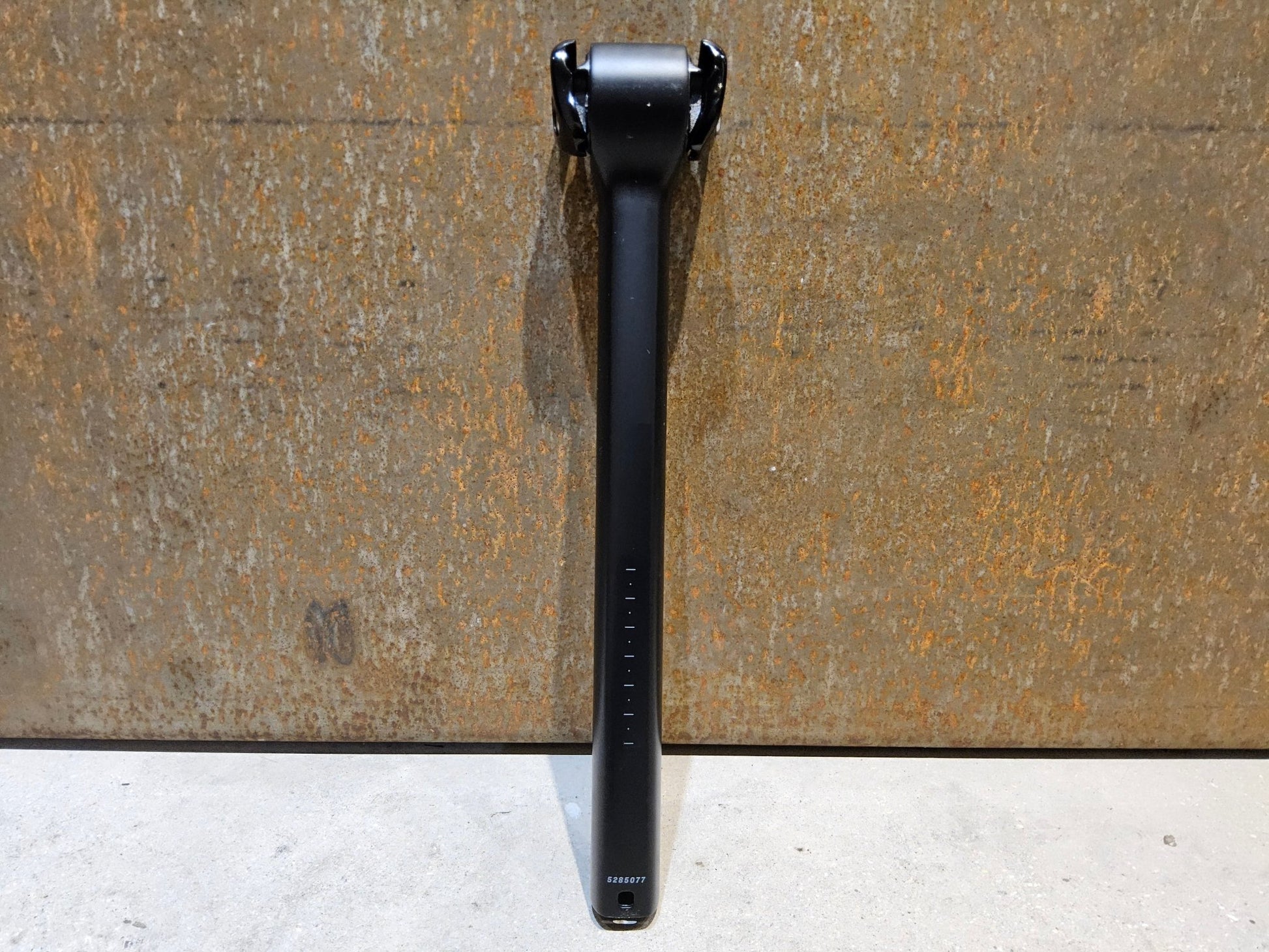 Sattelstütze von Trek, TREK KVF AERO SATTELSTÜTZE 280MM / SB 5MM vor USEDBIKES - OB.DE Hintergrund